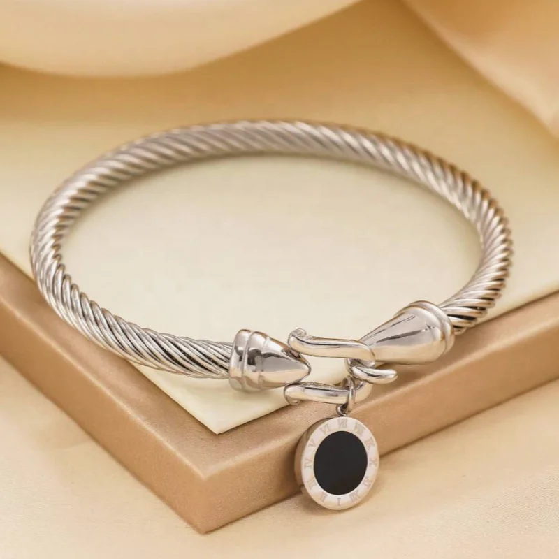 French Retro Roman Numerals Pendant Bracelet Stainless Steel Cable Bracelet Suitable For Stylish Ladies To Wear On Any Occasion