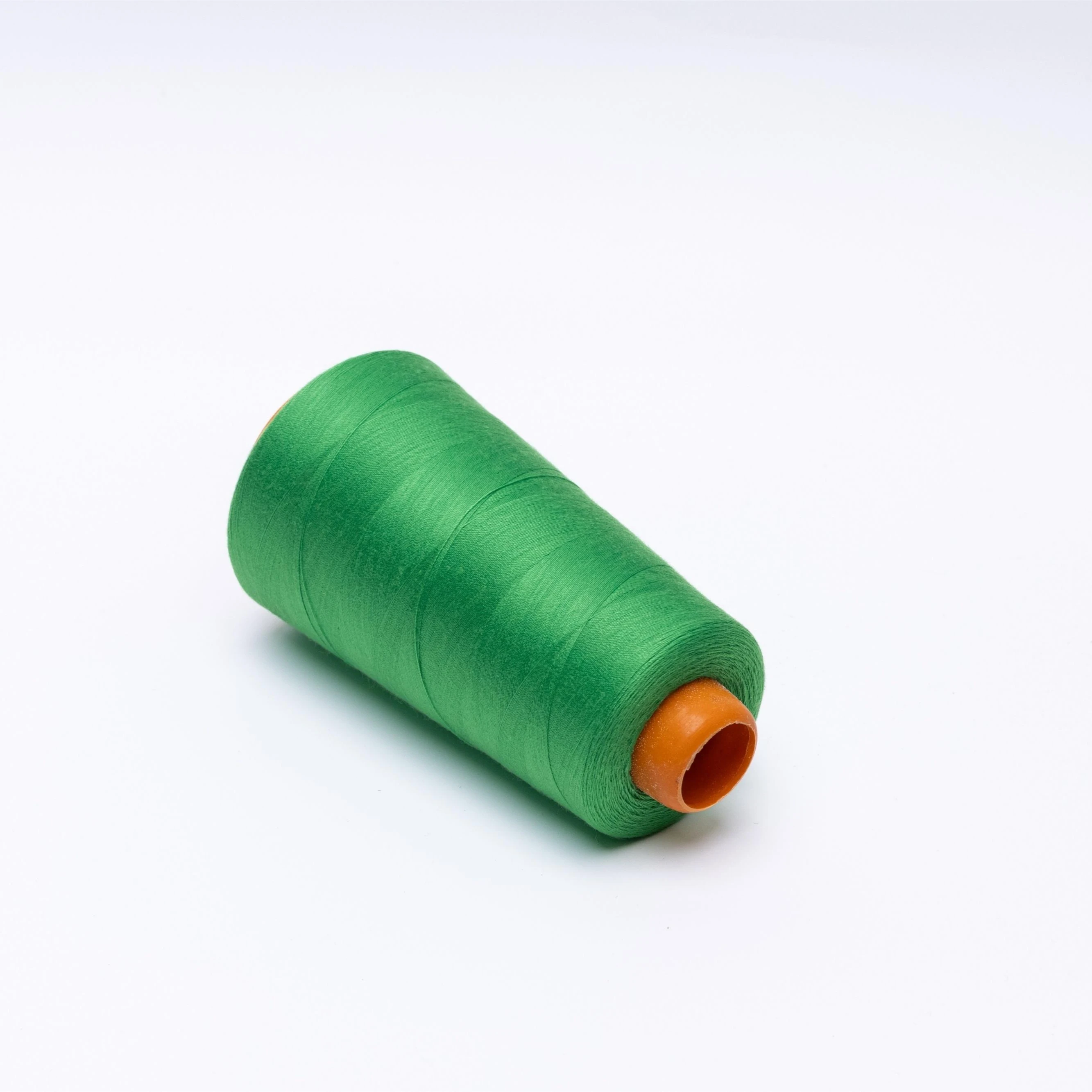 Оптовая Продажа 100% полиэфирная швейная нить 40/2 3000yds высокопрочная окрашенная пряжа для ODM фабрика