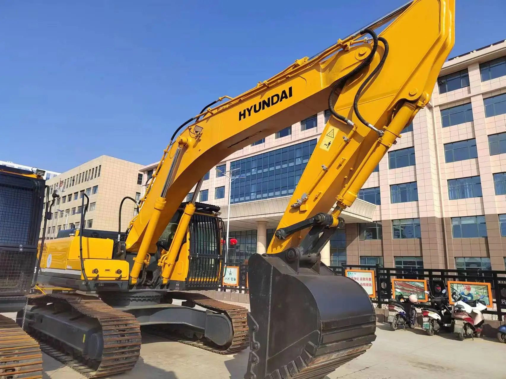 Good Price 30 Ton Used Crawler Excavator Hyundai 305LC-9T Tracked for Sale