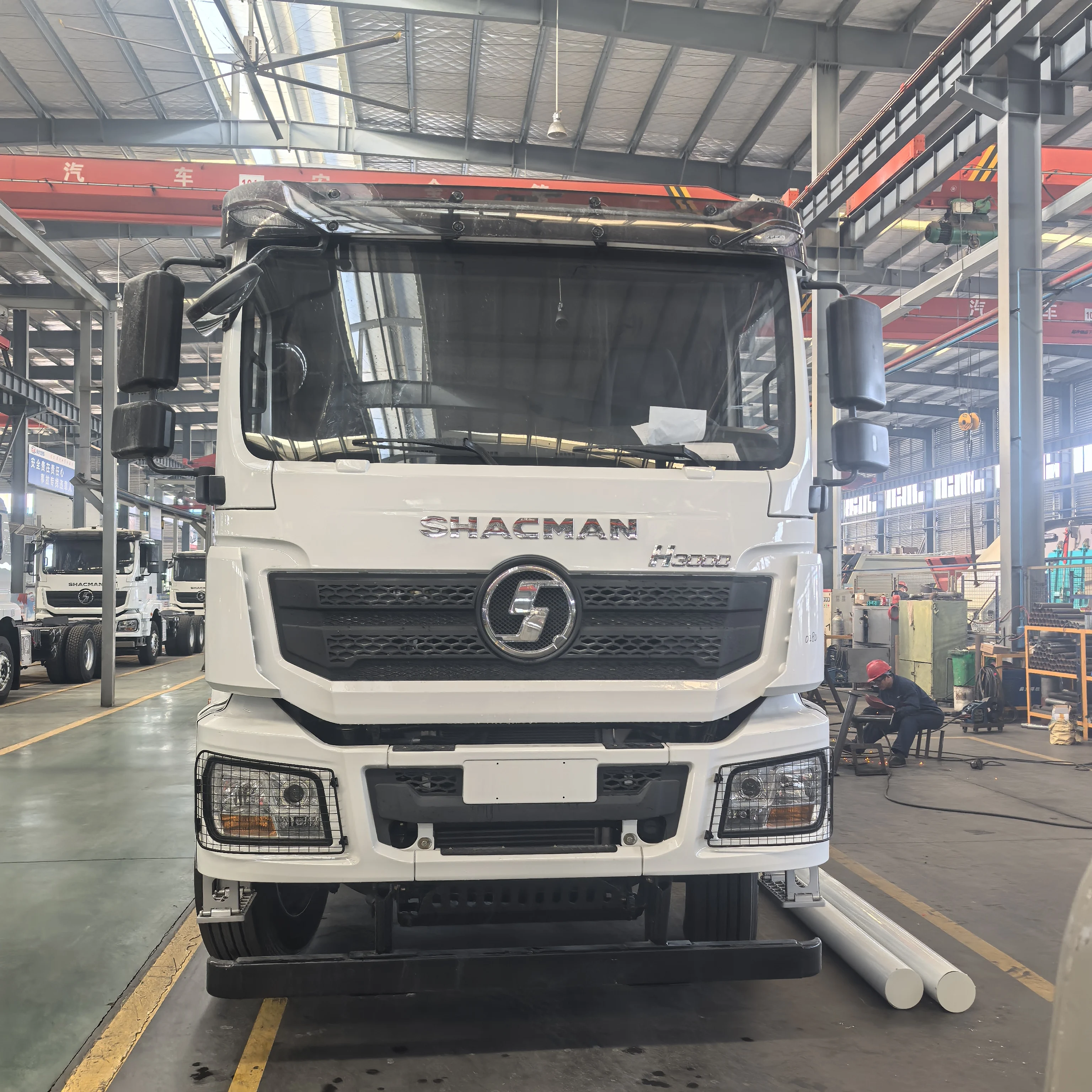 Shaanxi Automobile H3000shcman Cummins 400 horsepower eight-speed transmission 18-square sprinkler  truck