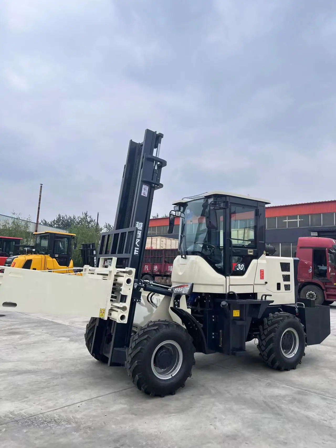 factory outlet HUAYA 4x2 all terrain forklift Lift height 3-7m all road rough forklift 3 ton forklift mini 4wd with  EPA