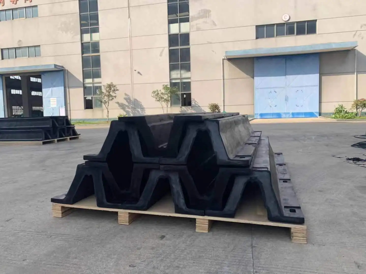 SA-A200H-1500L 1600*680*120mm Customized Sizes Marine Arch Type Rubber Fender V type rubber