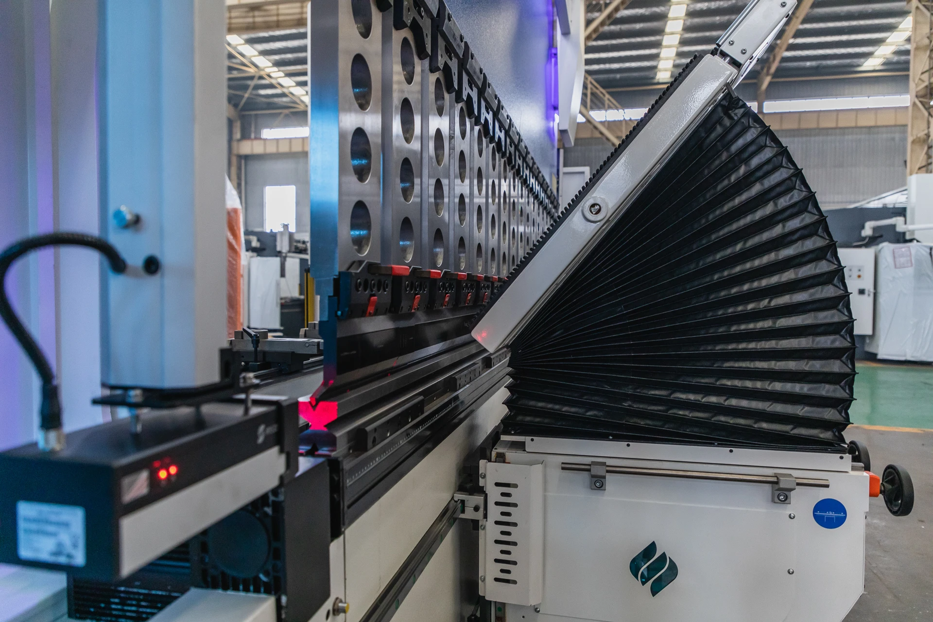 ACCURL BEST PRESS BRAKE HYDRAULIC SERVO CNC POWERED BENDING