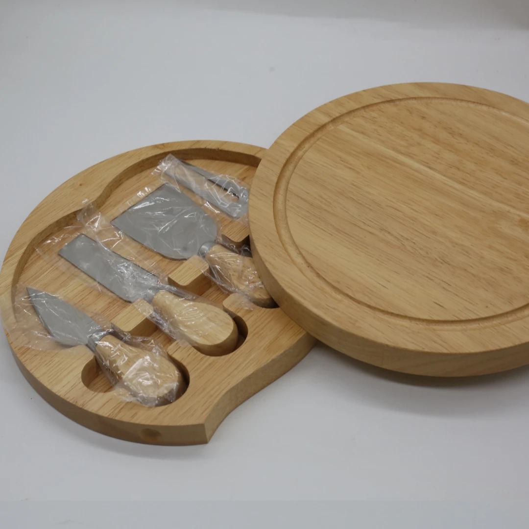 Круглая деревянная доска сыра с ножами