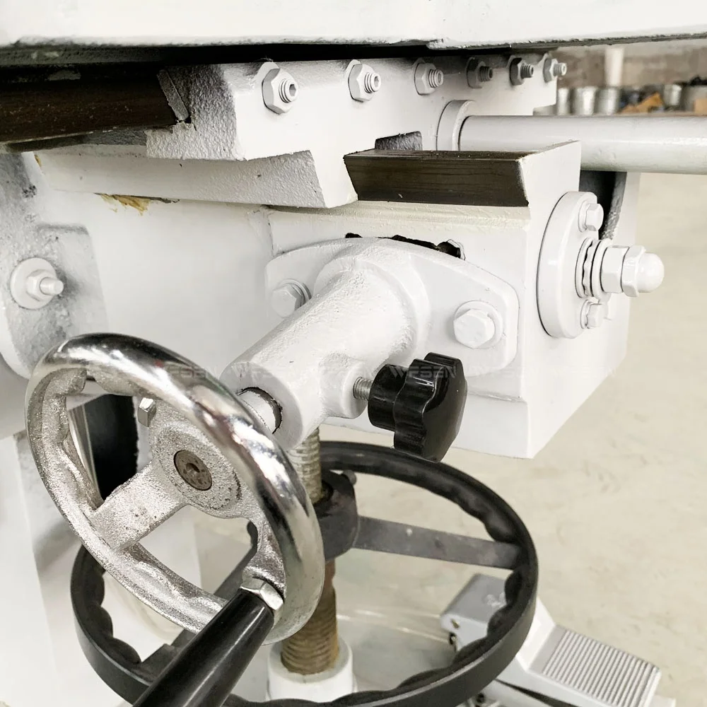 Станок для резки отверстий в деревянной двери