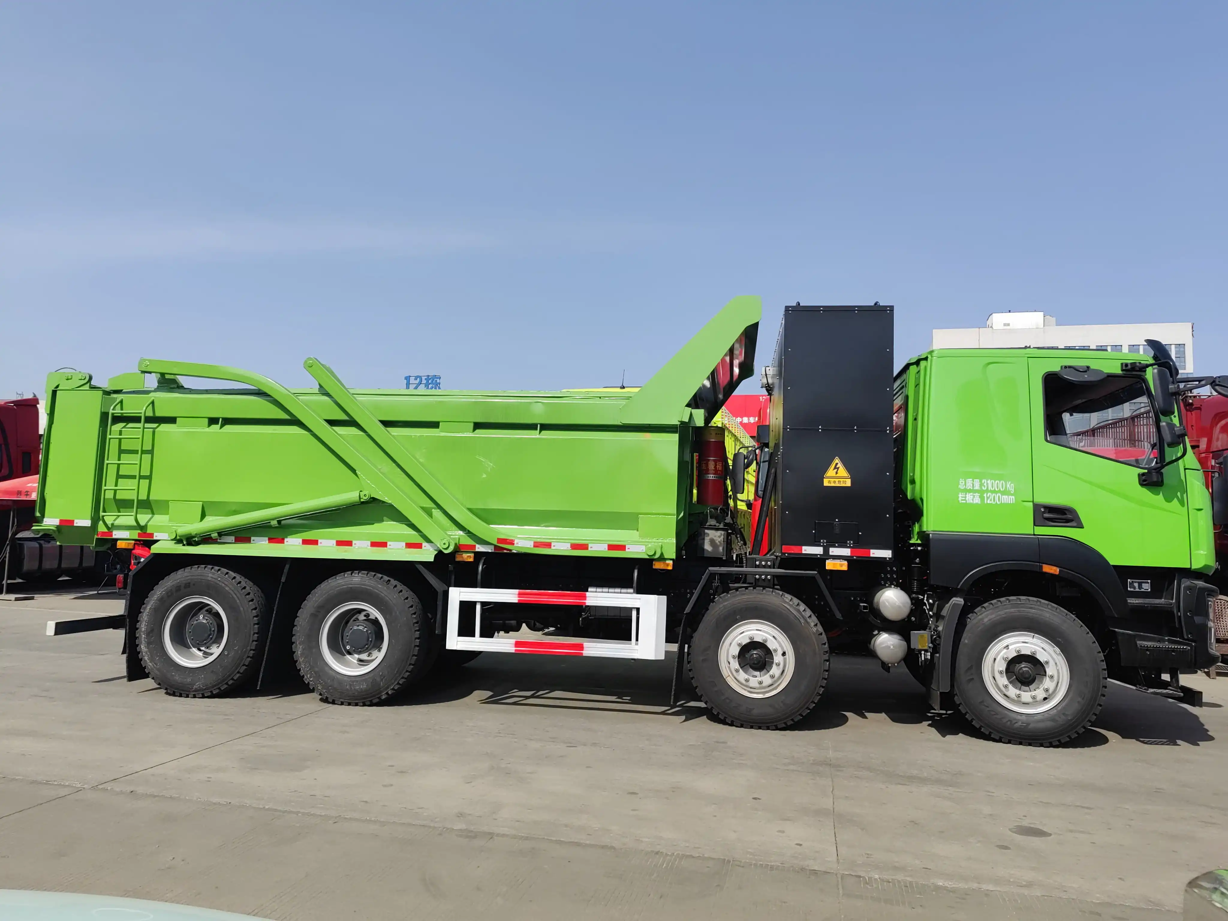 Spot supply China truck 8*4 truck container 5.8 meters freight truck