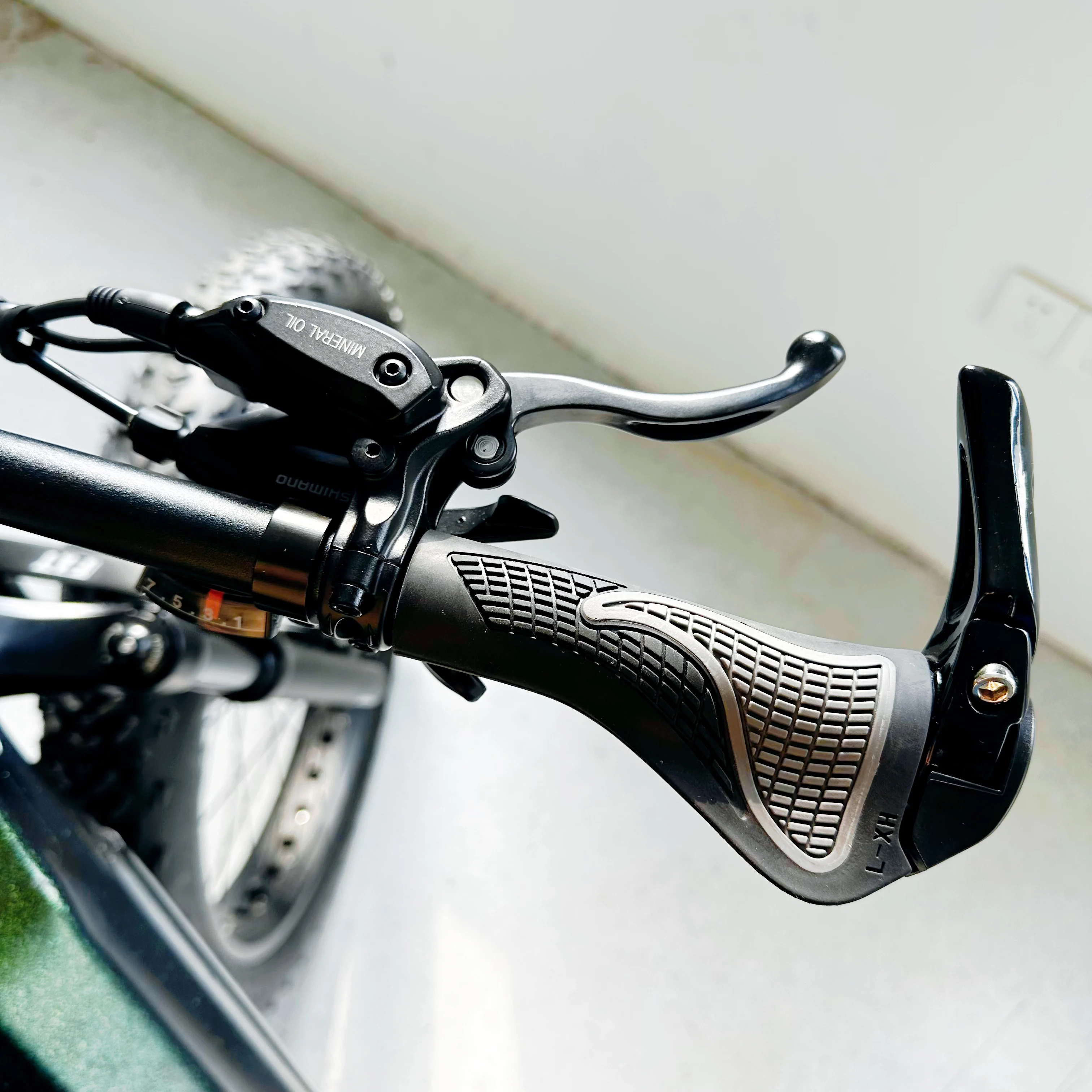 2024 26-Inch Fat Tire Electric Mountain Bike with 48V 10.4Ah Dual Lithium Batteries and 250W Hub Motor 7 Speed Sensor Type