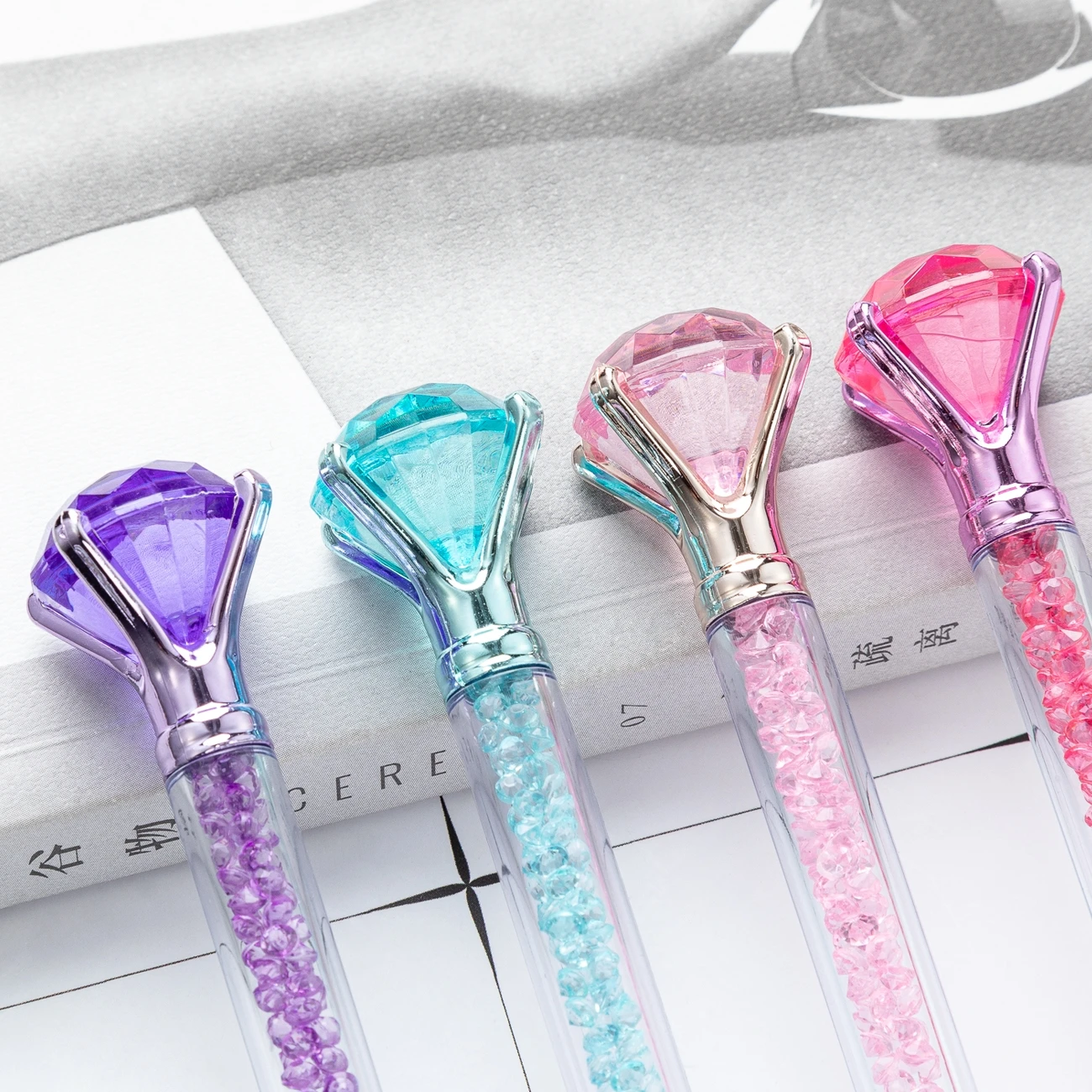 Wholesale Custom Logo Big Diamond Plastic Ballpoint Pen New Design Beautiful Crystal Novelty Pen for Promotion