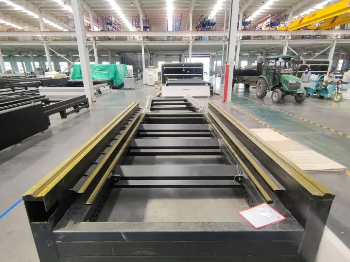 2022 NEW Gweike Exchange Platform Whole cover Metal Fiber Laser cutting machine LF3015GA  for Carbon Stainless steel