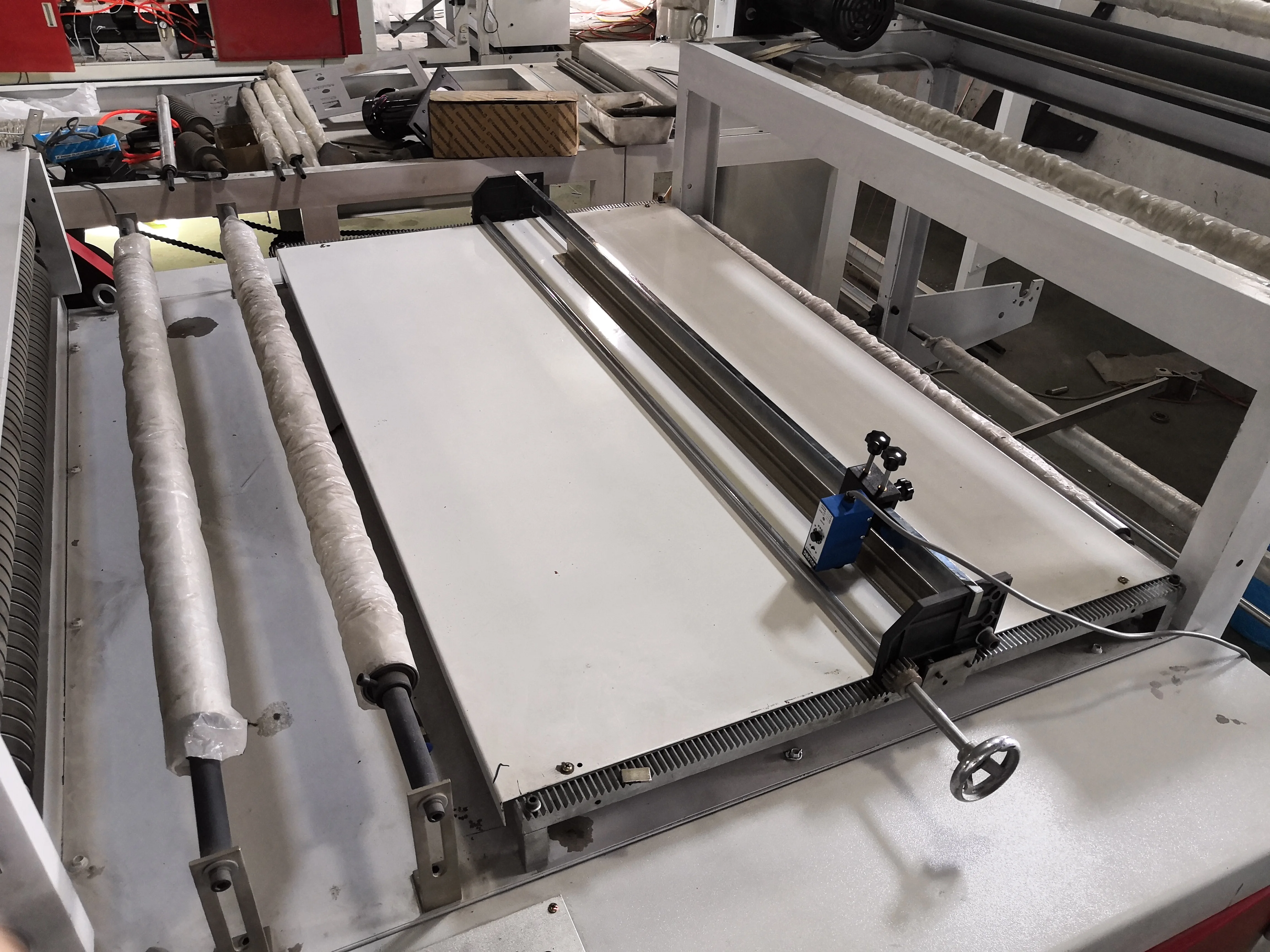 HQ1300D Plastic Film And Paper Sheet Cutting Machine