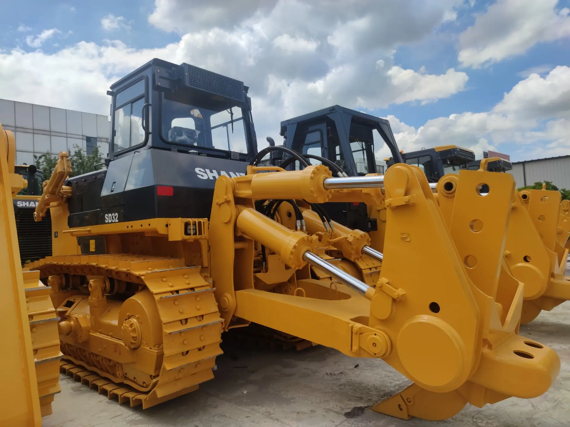 Reduced work intensity Crawler Bulldozer SHAN-TUI SD32 series Cummins engine with cheap price in stock for sale