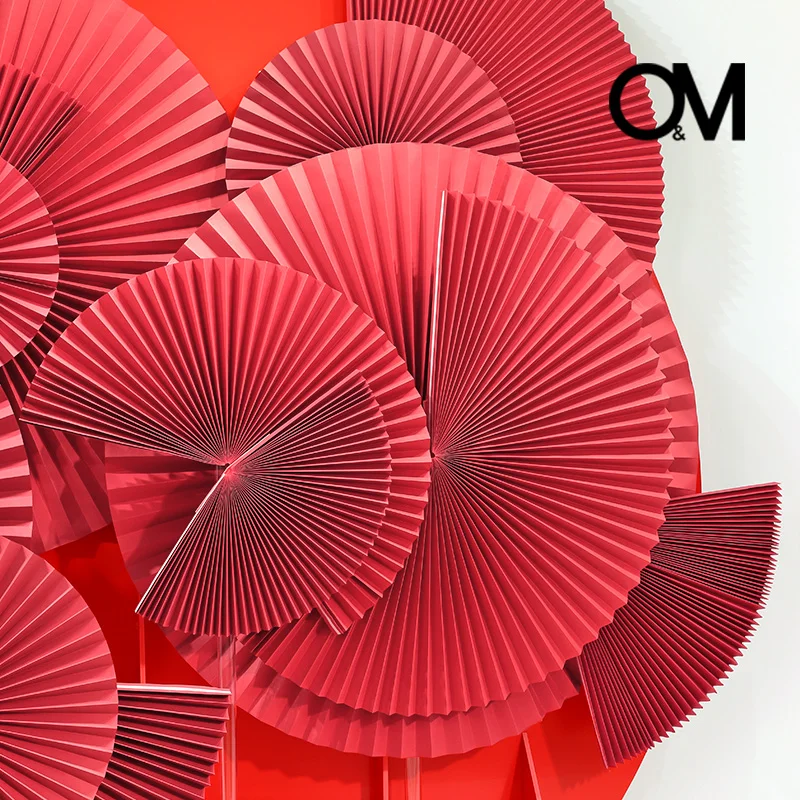 O&M Display Design Chinese Style Red Origami Fan Props Shop Window Display Decor In New Year Commercial Art Display