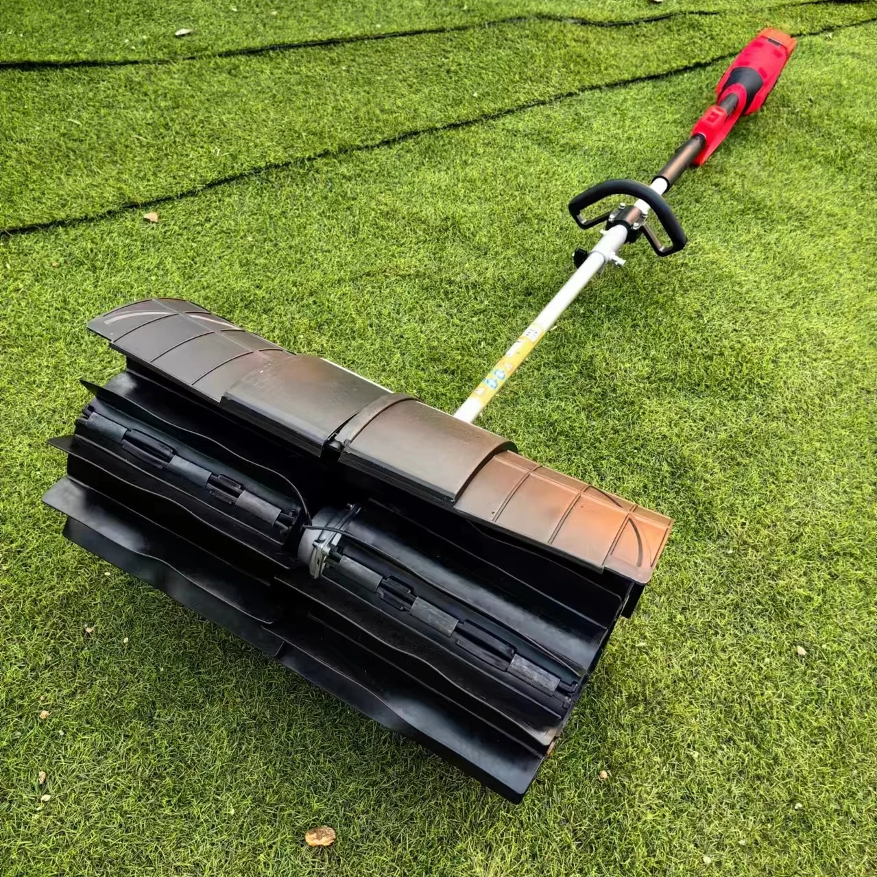 High efficiency artificial turf sweeper hand push sweeper lawn grooming tool