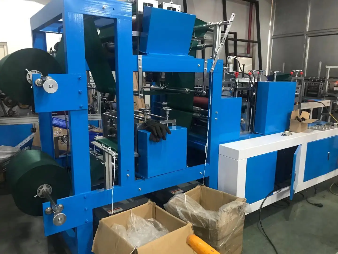 Полностью автоматическая машина для производства одноразового нижнего белья