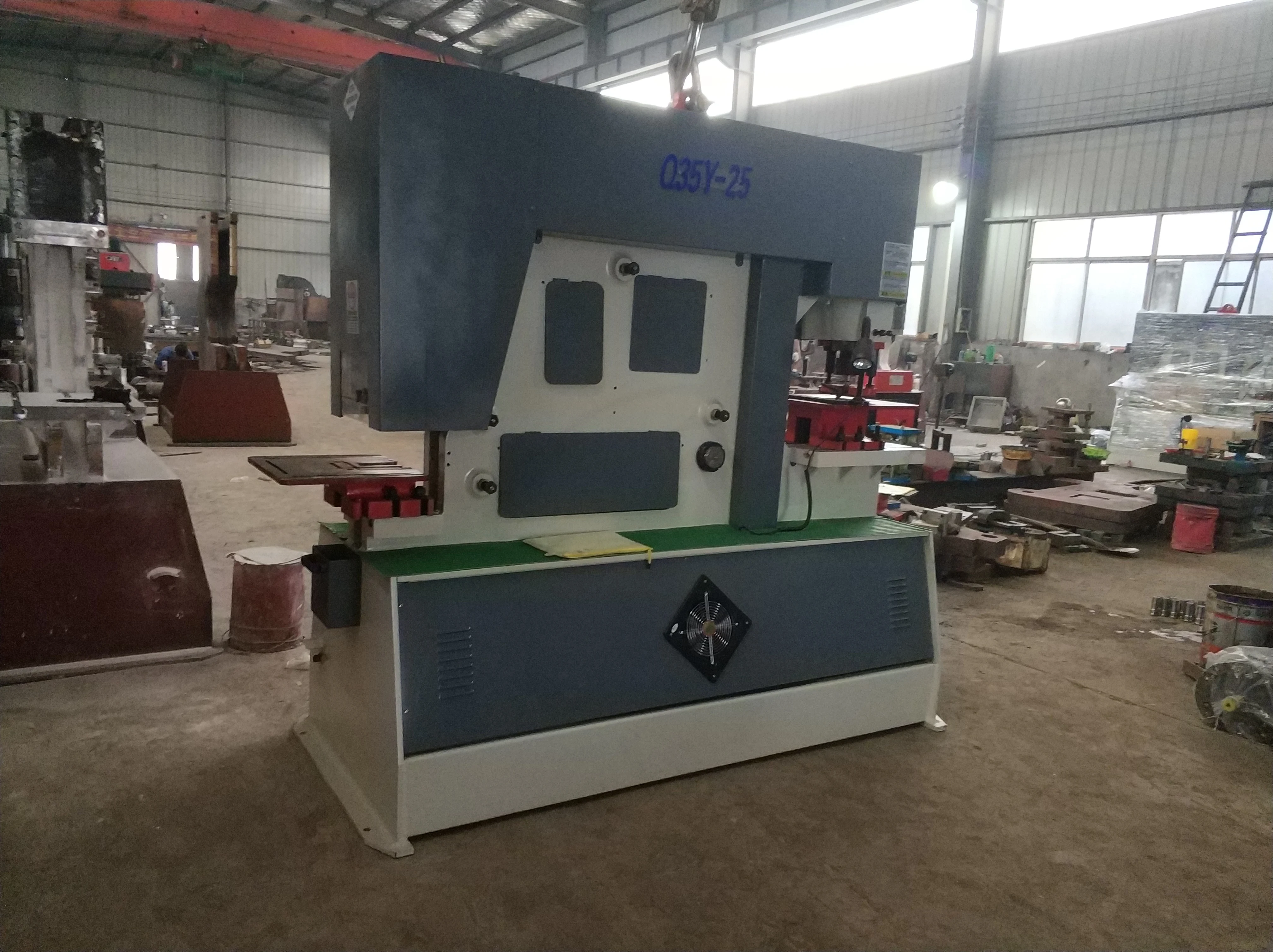 Китайский гидравлический пресс Q35Y-25 комбинированный штамповочный