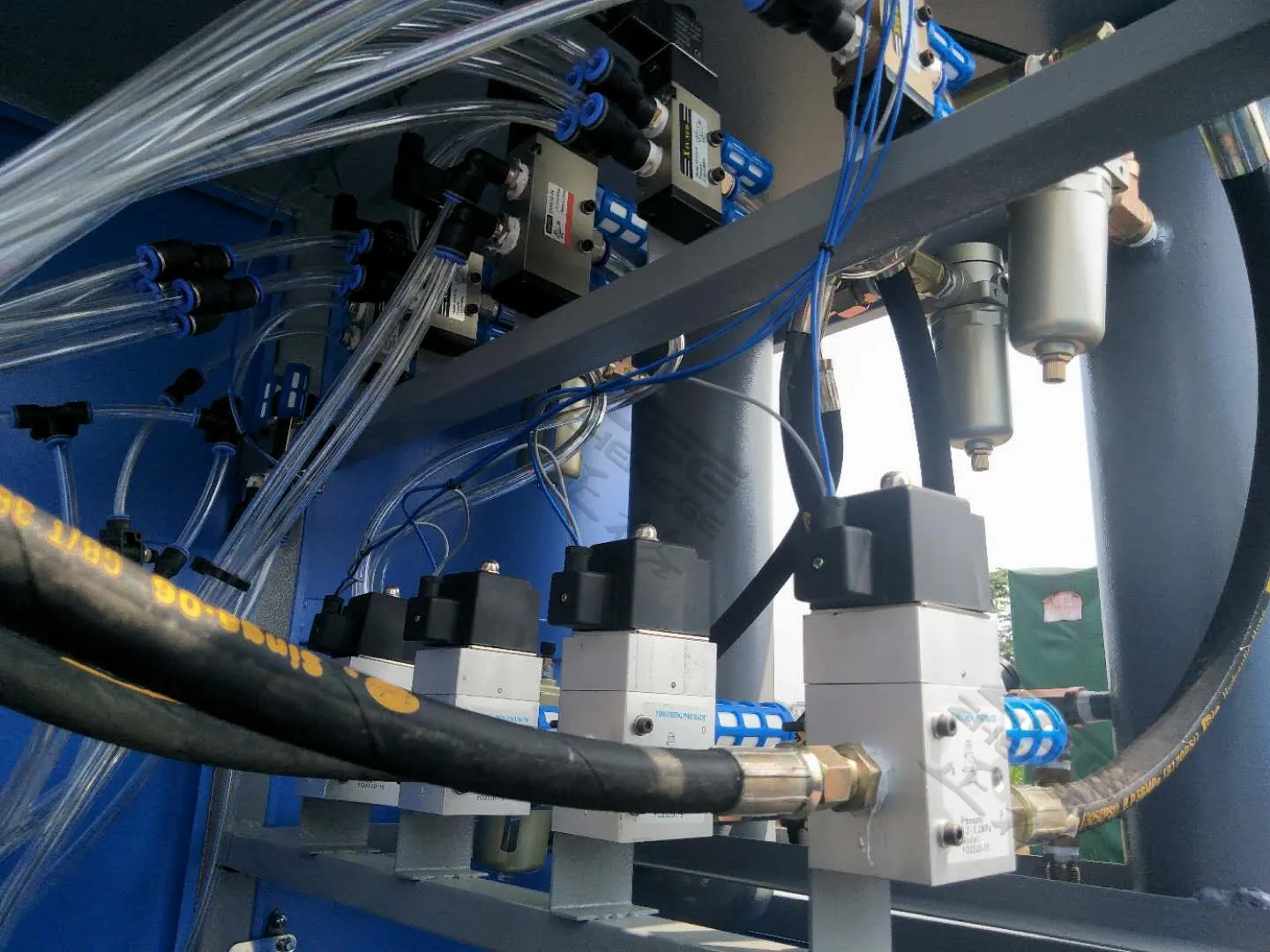 2000Bph 4 Cavity Zhengge ZG-2000A Semi Automatic Blowing Machine For Diverse PET Plastic Bottle