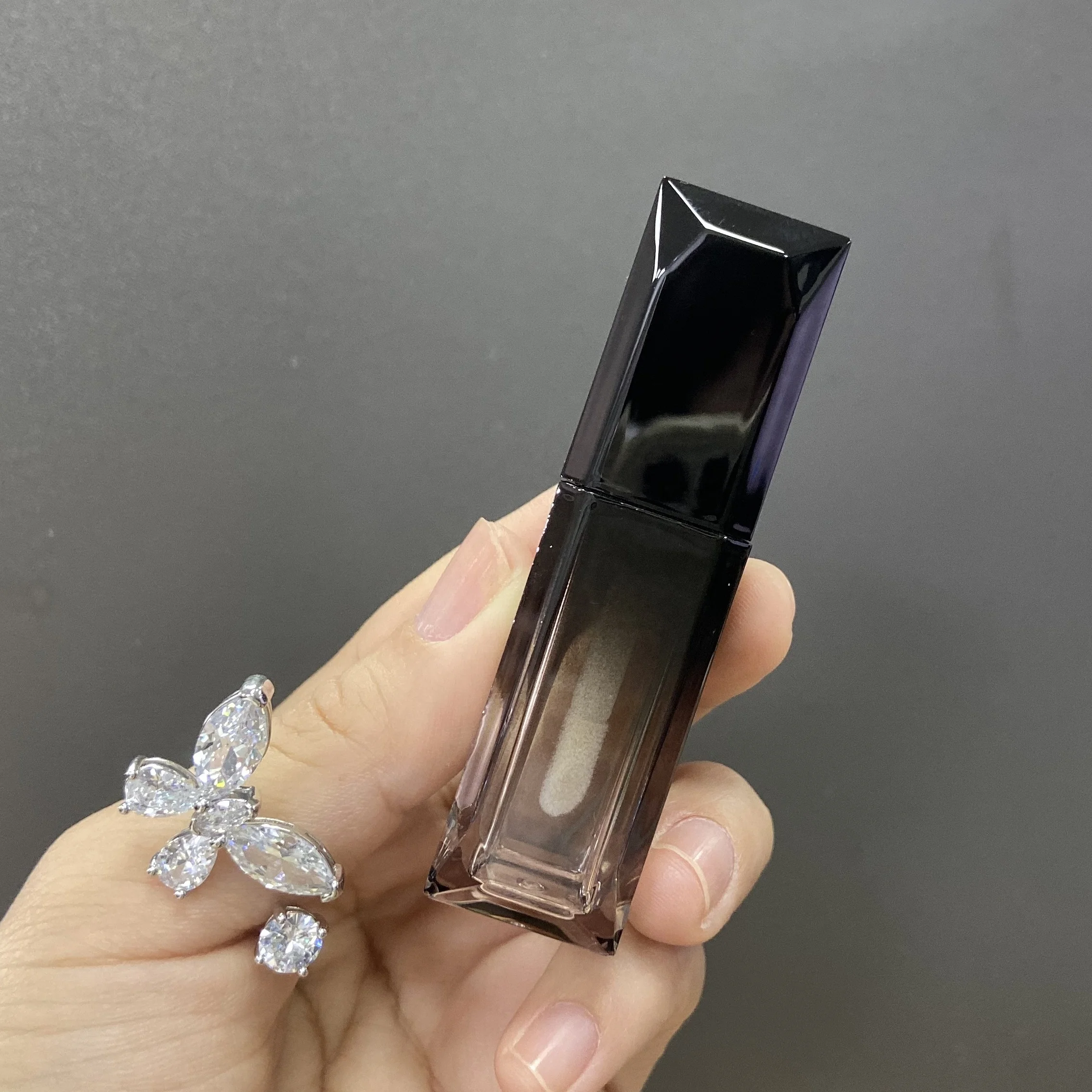 New arrival low MOQ private label lips gloss empty container lipgloss container custom packaging black diamond shape with brush