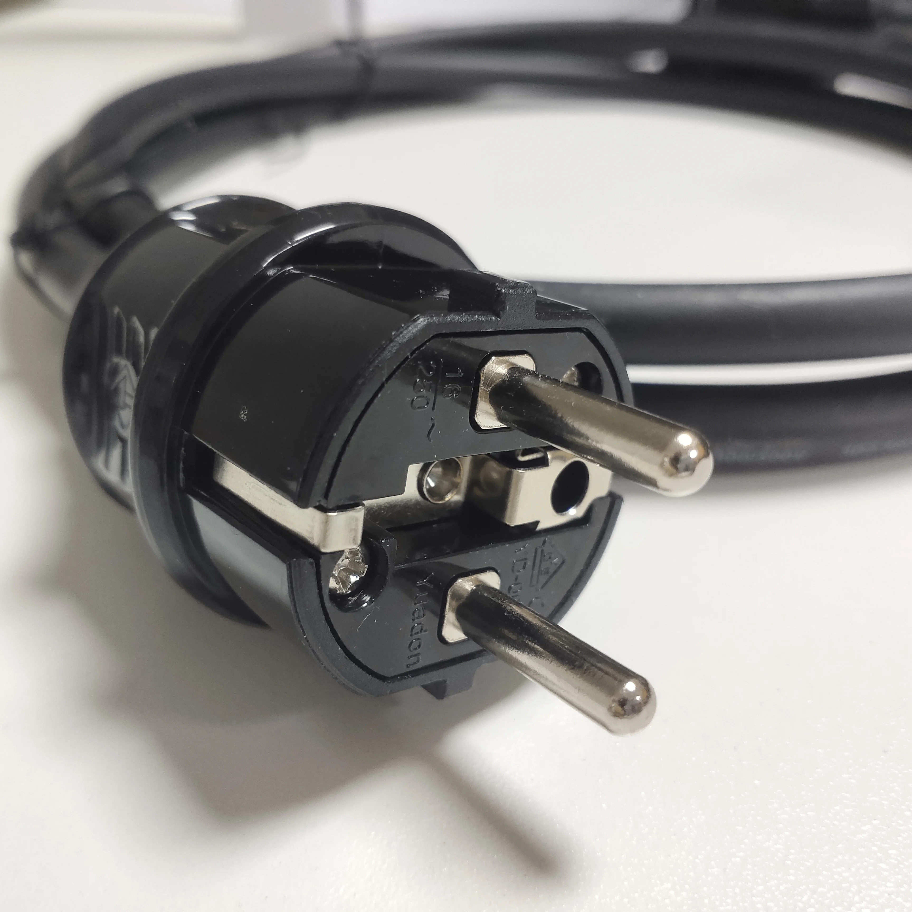 SG600MD Micro Inverter Low Cost Soar Panel 600W Balcony Solar System Balkonkraftwerk Schuko Cable Solar Dc Connector