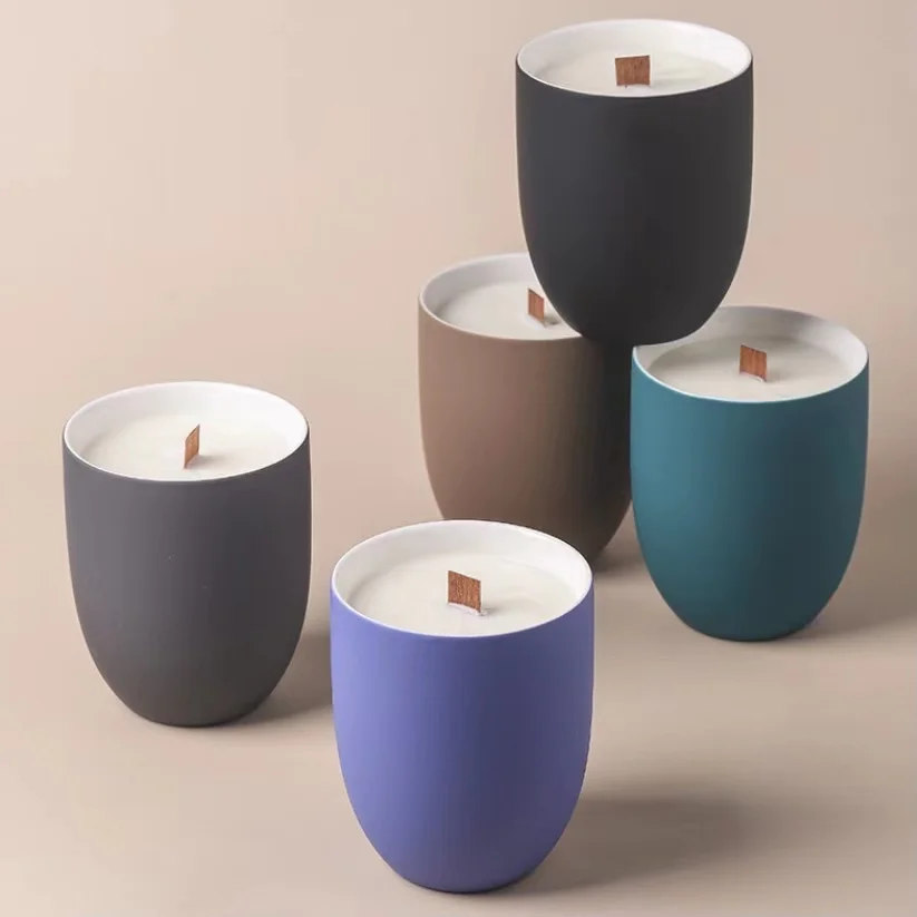 Custom Colorful  Empty Christmas Ceramic Clay Candle Vessels 10 Oz Decorative Matte Candle Jars For Home