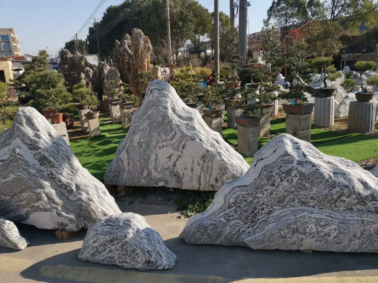 Натуральный белый серый гранит садовый большой камень монолитный