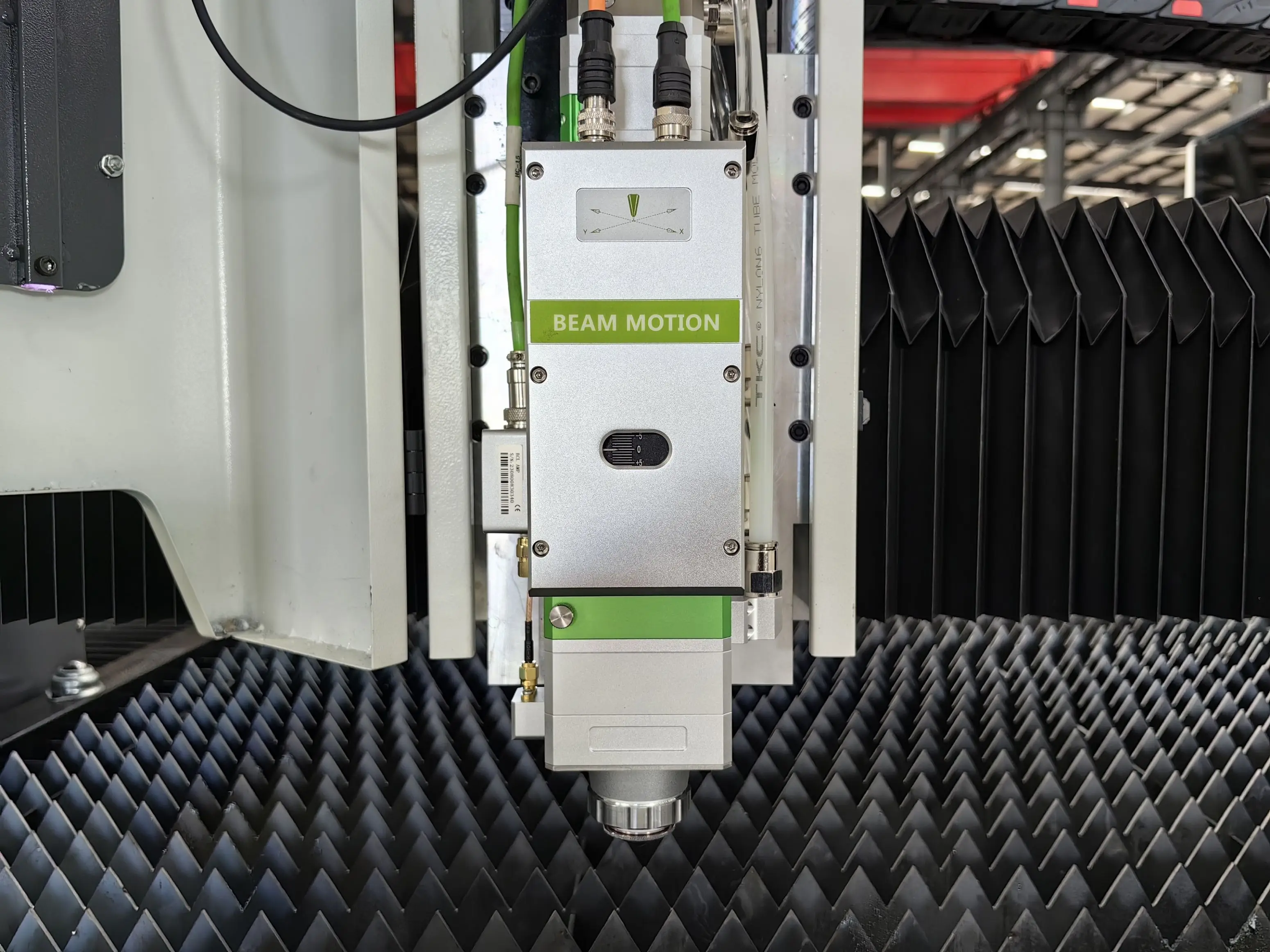 1500W 3KW metal Plate and Tube Fiber Laser 220mm Round Square Tube Aluminium Steel Stainless steel cutting machine