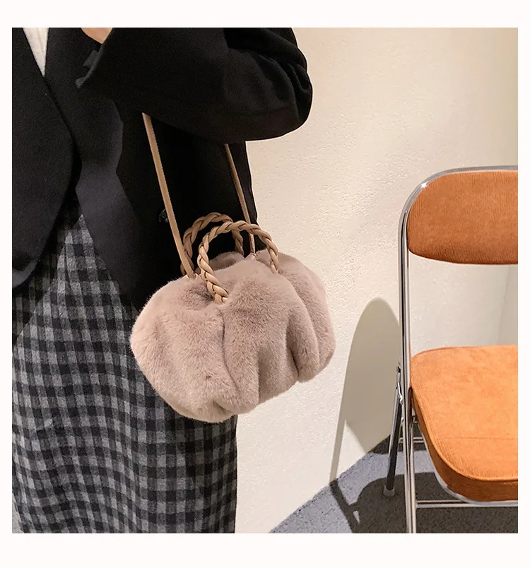 2021 Wholesale Women Fur Purses and Handbags Fall Winter Trendy Designer Bags for Girls Ladies Weave Handle Furry Shoulder Bags