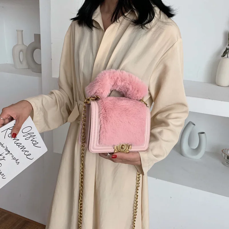 
Luxury Winter Fluffy Handbag Women High Quality Fur Tote Female Chain Metal Lock Crossbody Bag Totes Ladies Retro Plush Hand Bag 