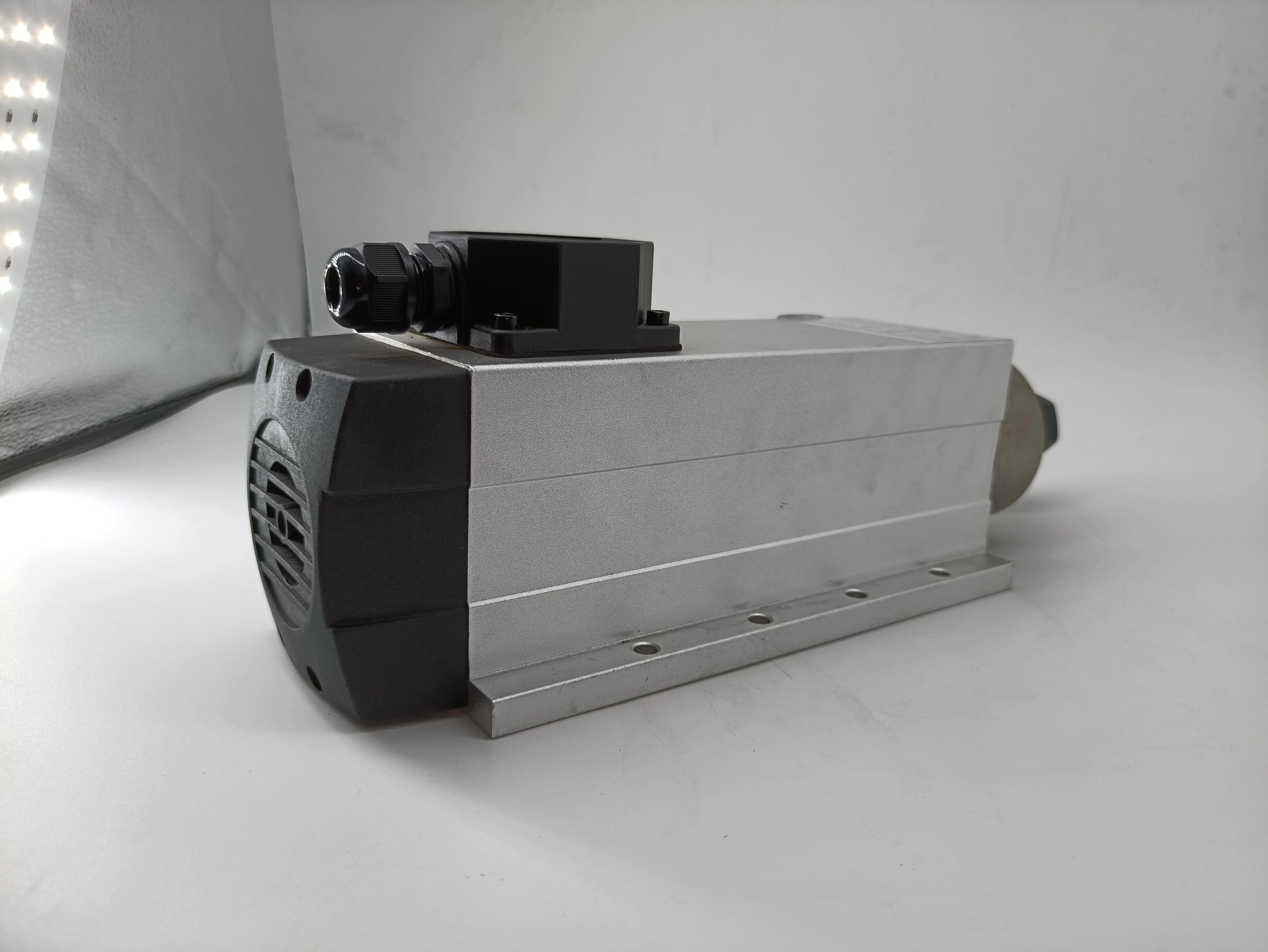 High Quality 4.0Kw Square Motor High Speed 18000RPM Air Cooled Spindle Motor 220V ER25
