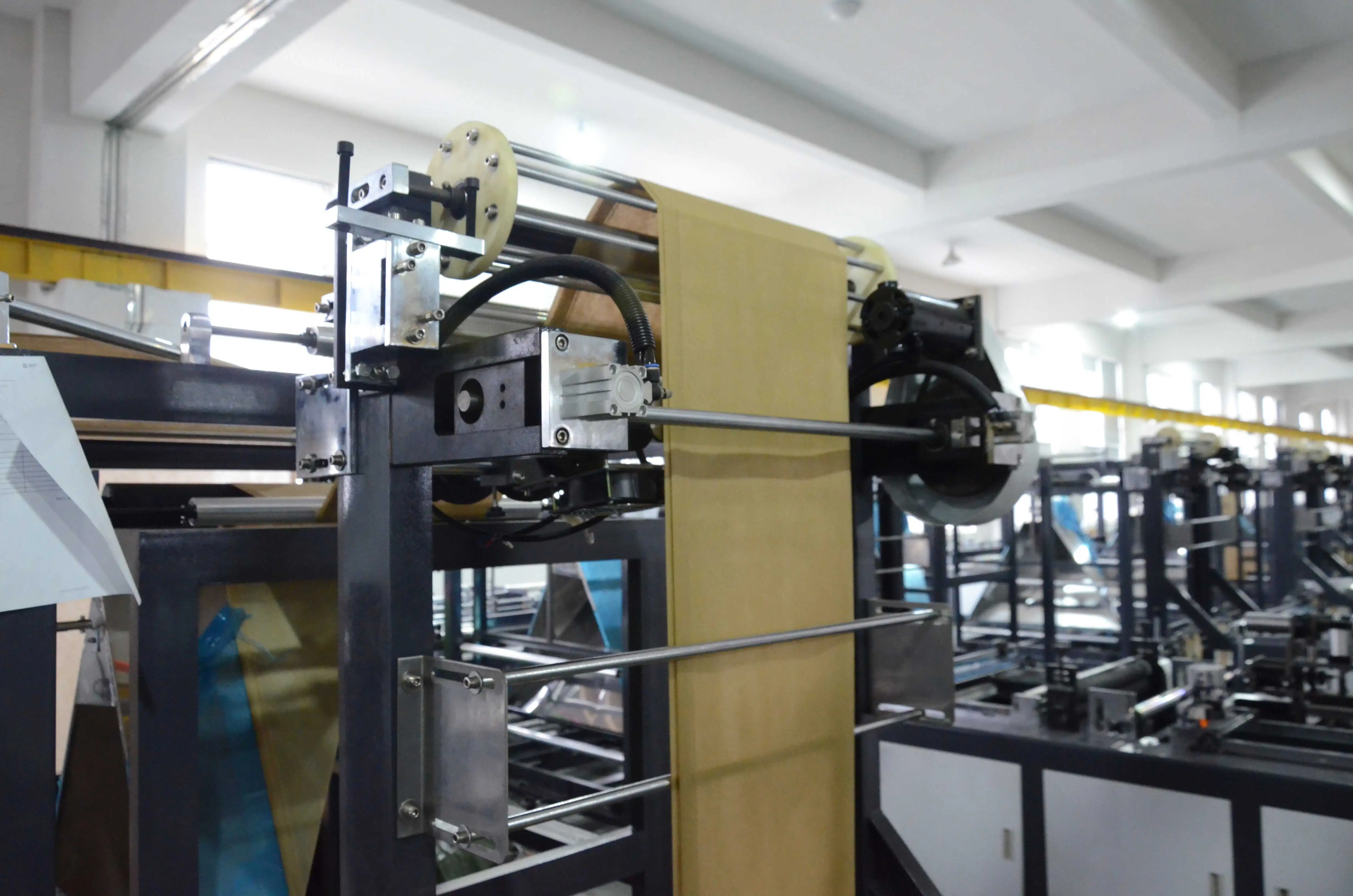 
Hot Sale China Manufacturer Multi-funtional PP Non Woven Rice Bag Making Machine Manufacturer 