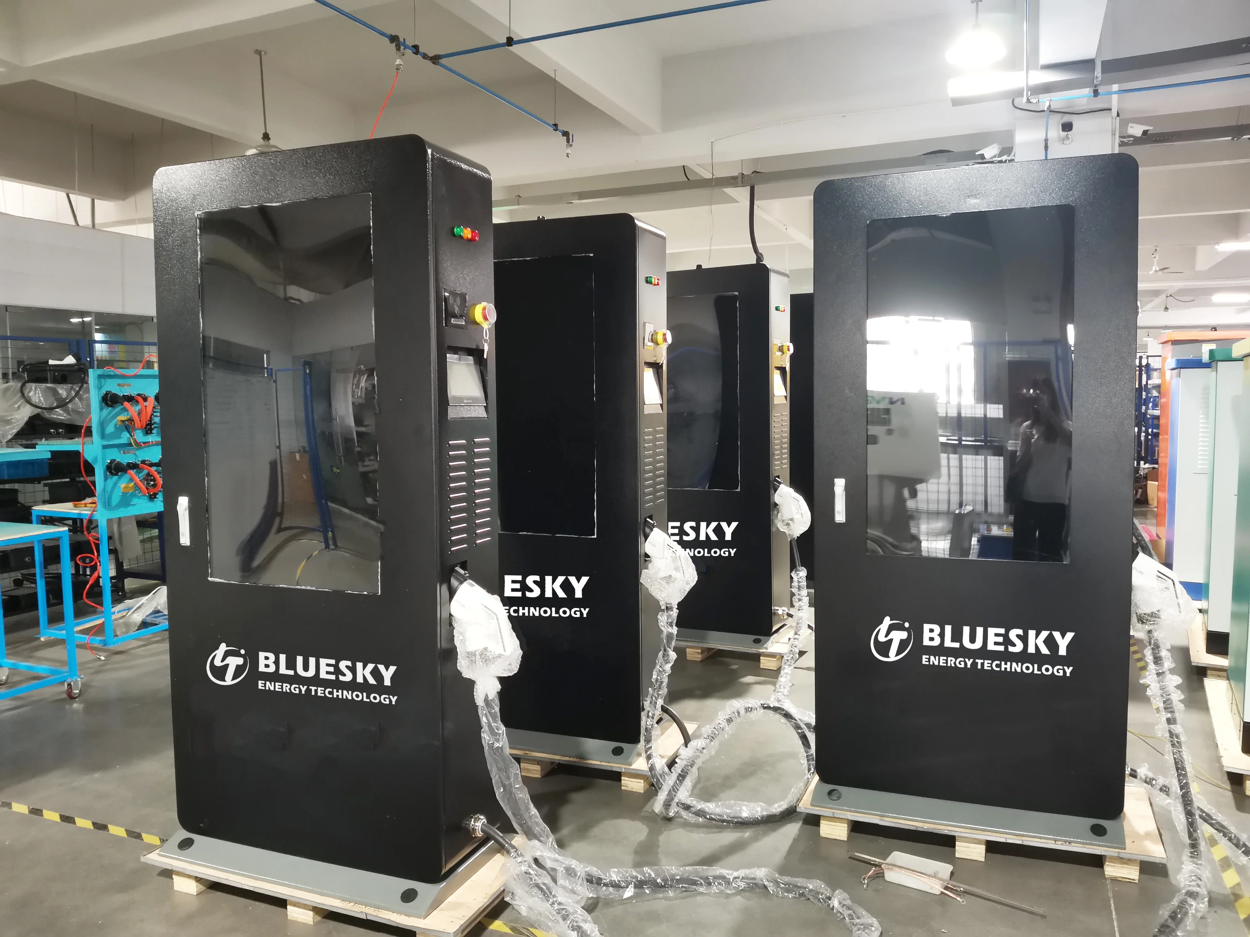 Bluesky 120KW DC EV Charger CCS 1 2 Chademo Ocpp 1.6 J CE Tuv OEM Electric Car Charging Station EV Charger 55 inch media Player