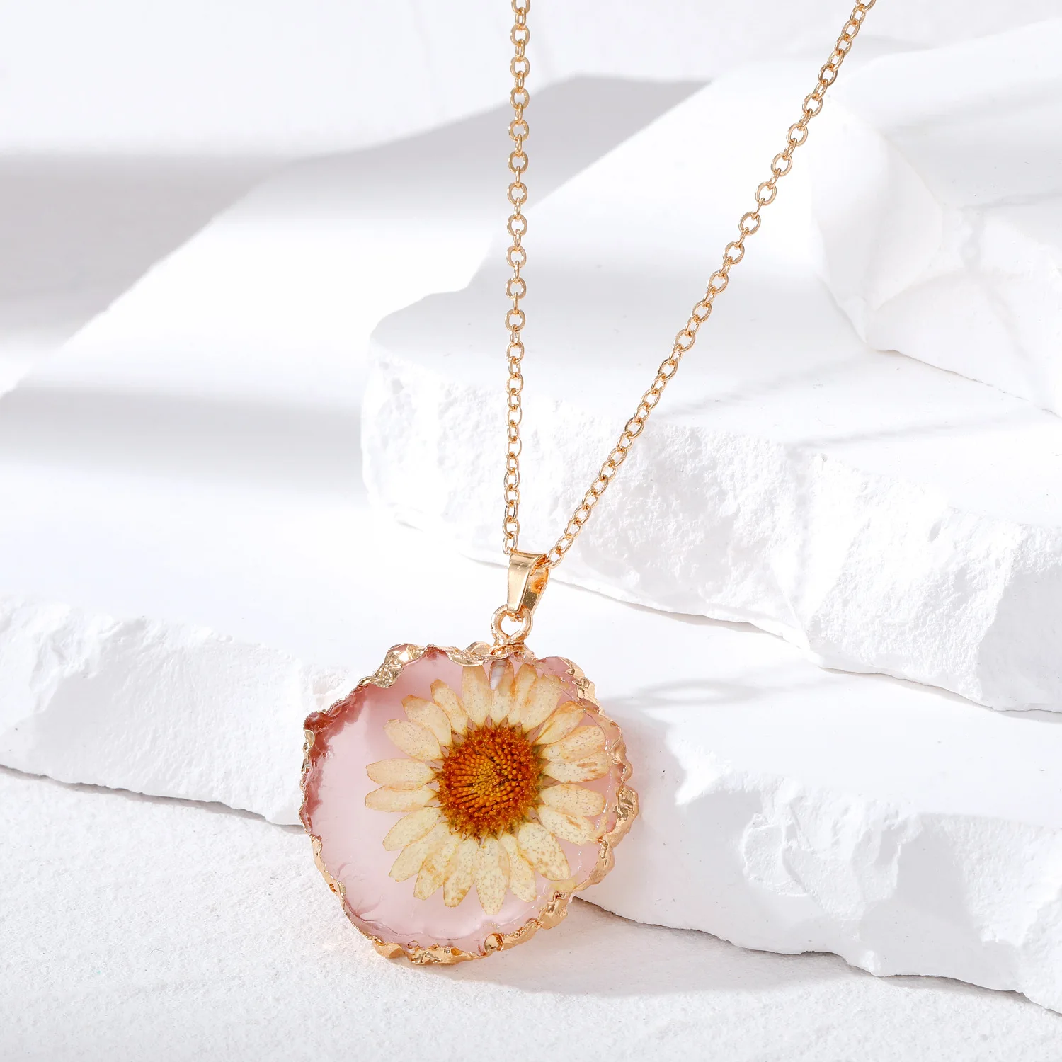 Brave Light European and American style fresh girly style Daisy dried flower necklace Resin irregular edge flower pendant Cross-