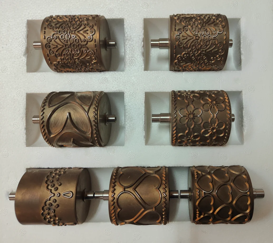 Pattern roller for ultrasonic lace sewing machine