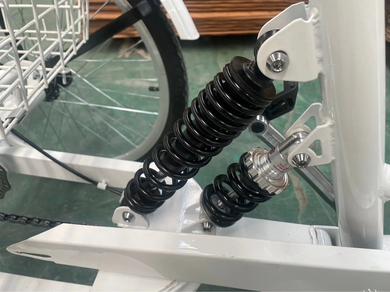 7-speed man-power tricycle front and rear shock-absorbing rickshaw with basket