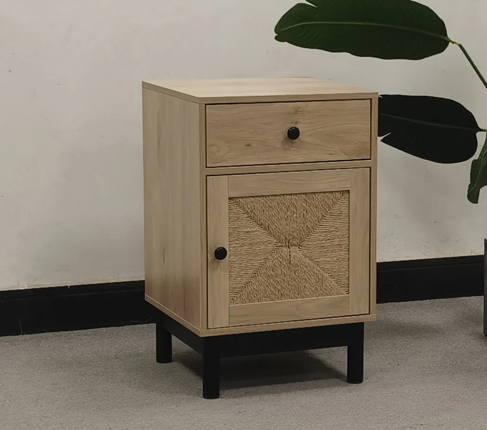 Современный дизайн Индивидуальный деревянный столик для кровати с бумажным плетеным ящиком из ротанга и дверной тумбочкой