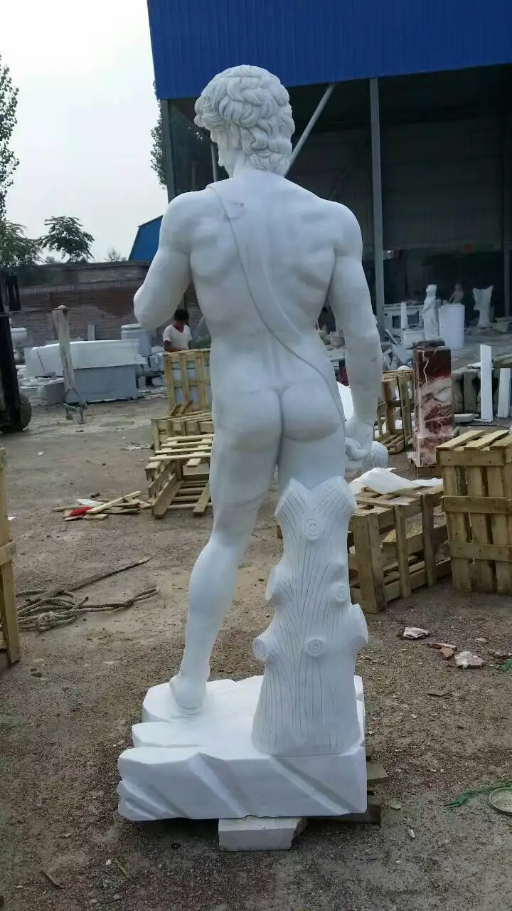 Уличная статуя nake man