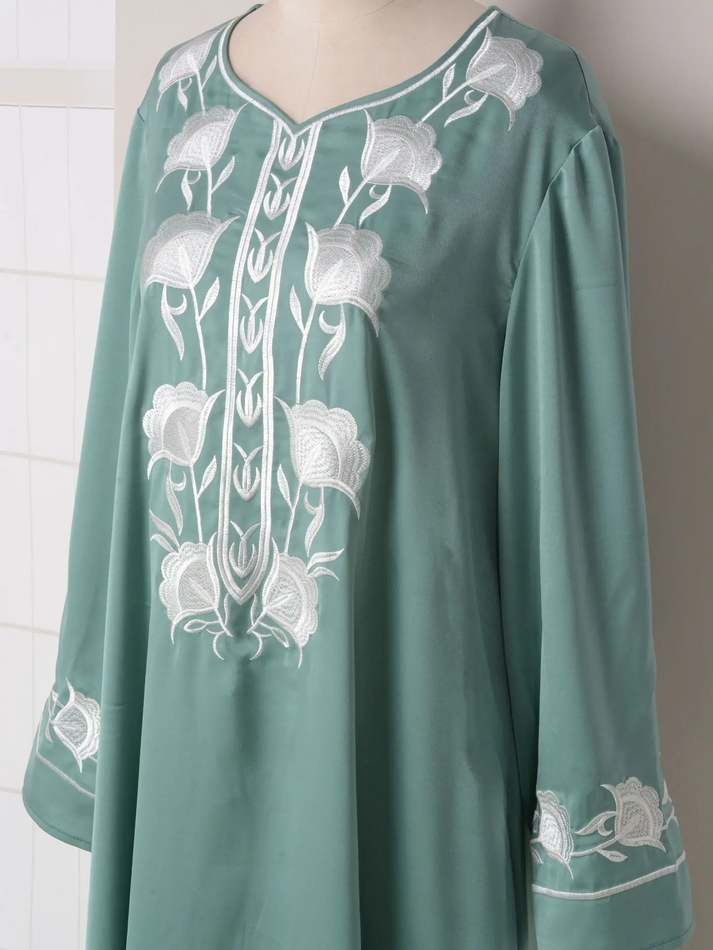High Quality Loose  Long Sleeve Fashionable Embroidered  Abaya Dress for muslim Women