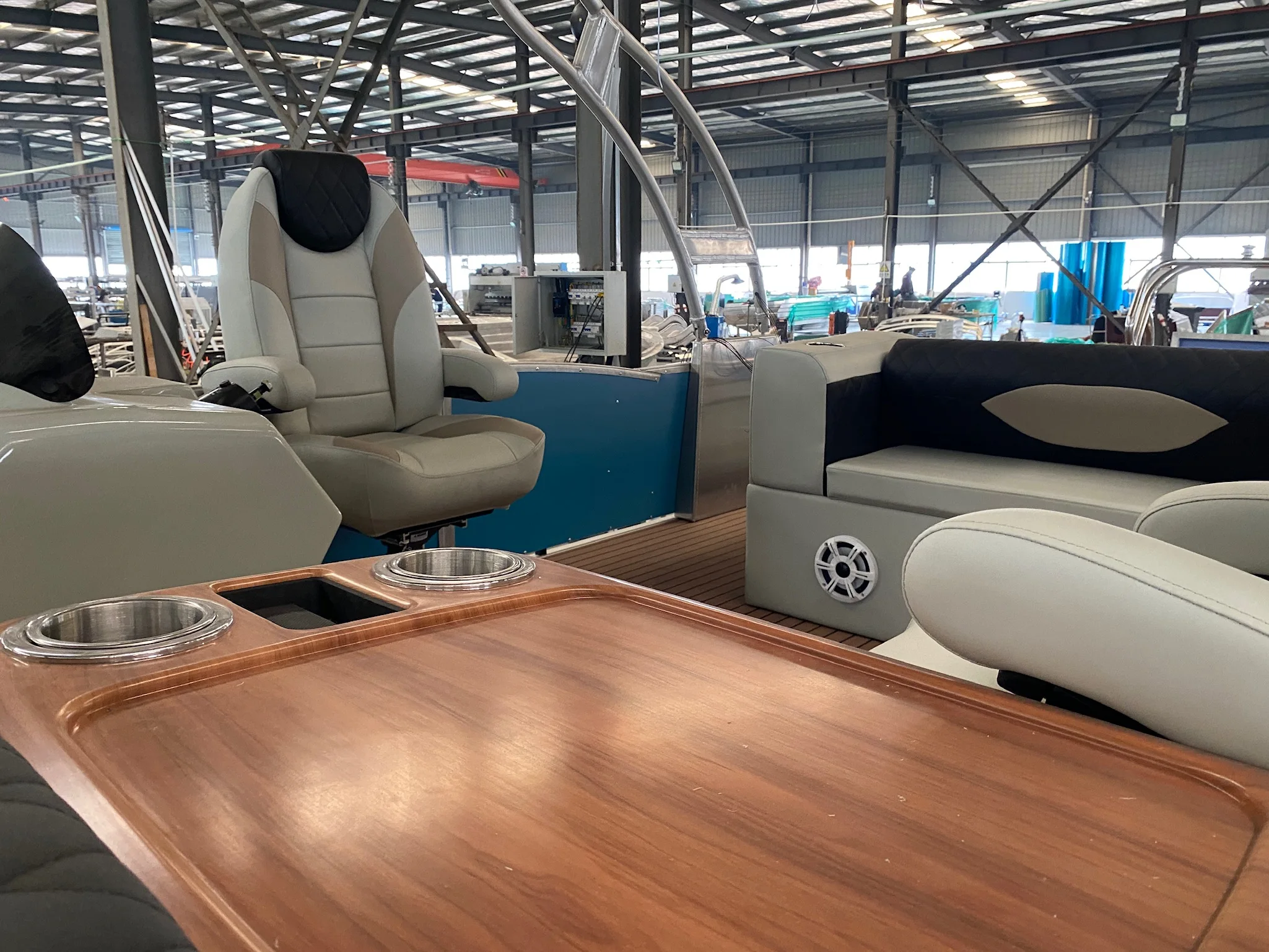 Hottest 22ft-30ft Luxury Sport Racing Pontoon Boat Cruising Aluminum Tritoon Boat for Sale