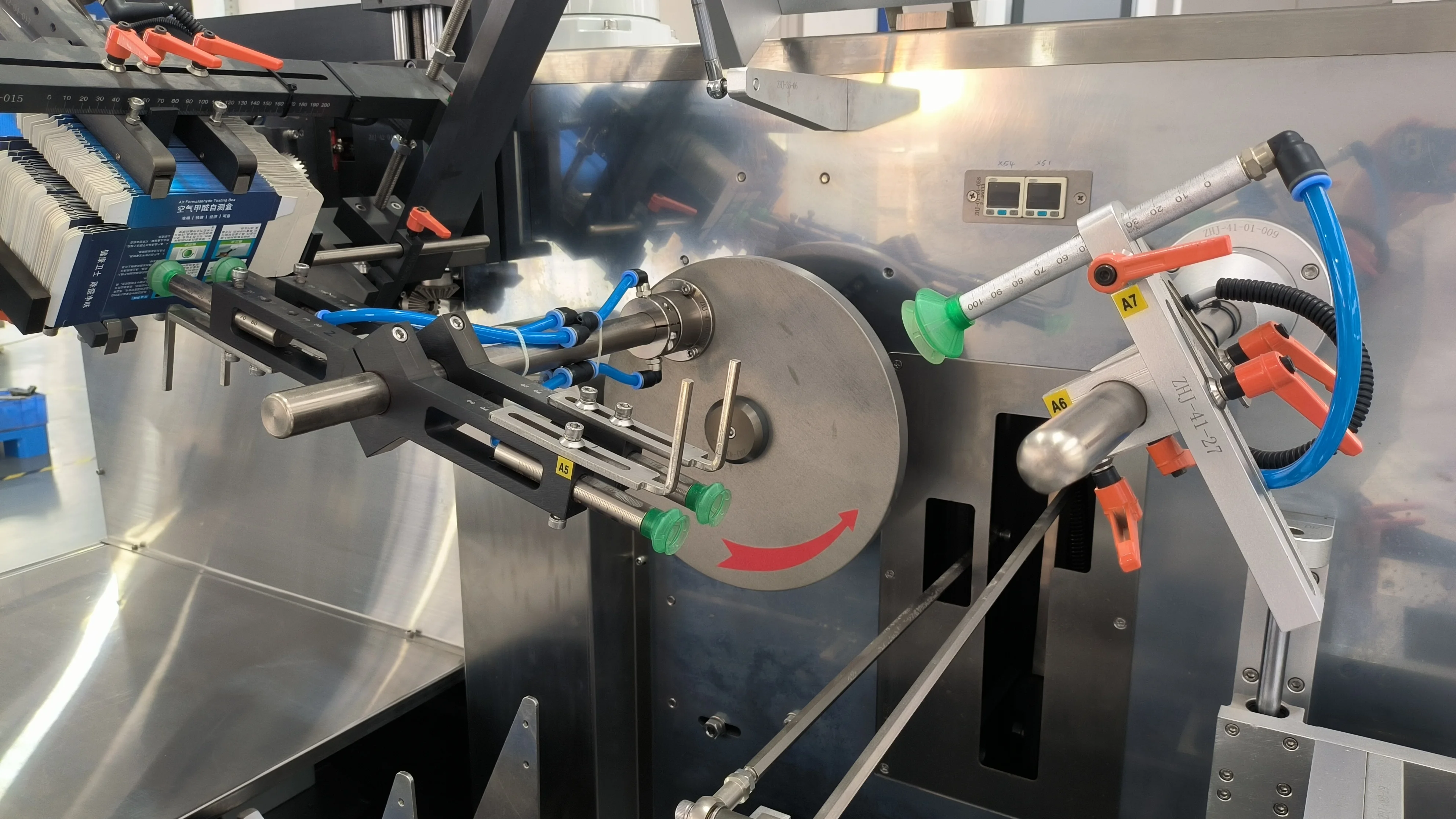 Машина для упаковки в картонные коробки для зубной пасты