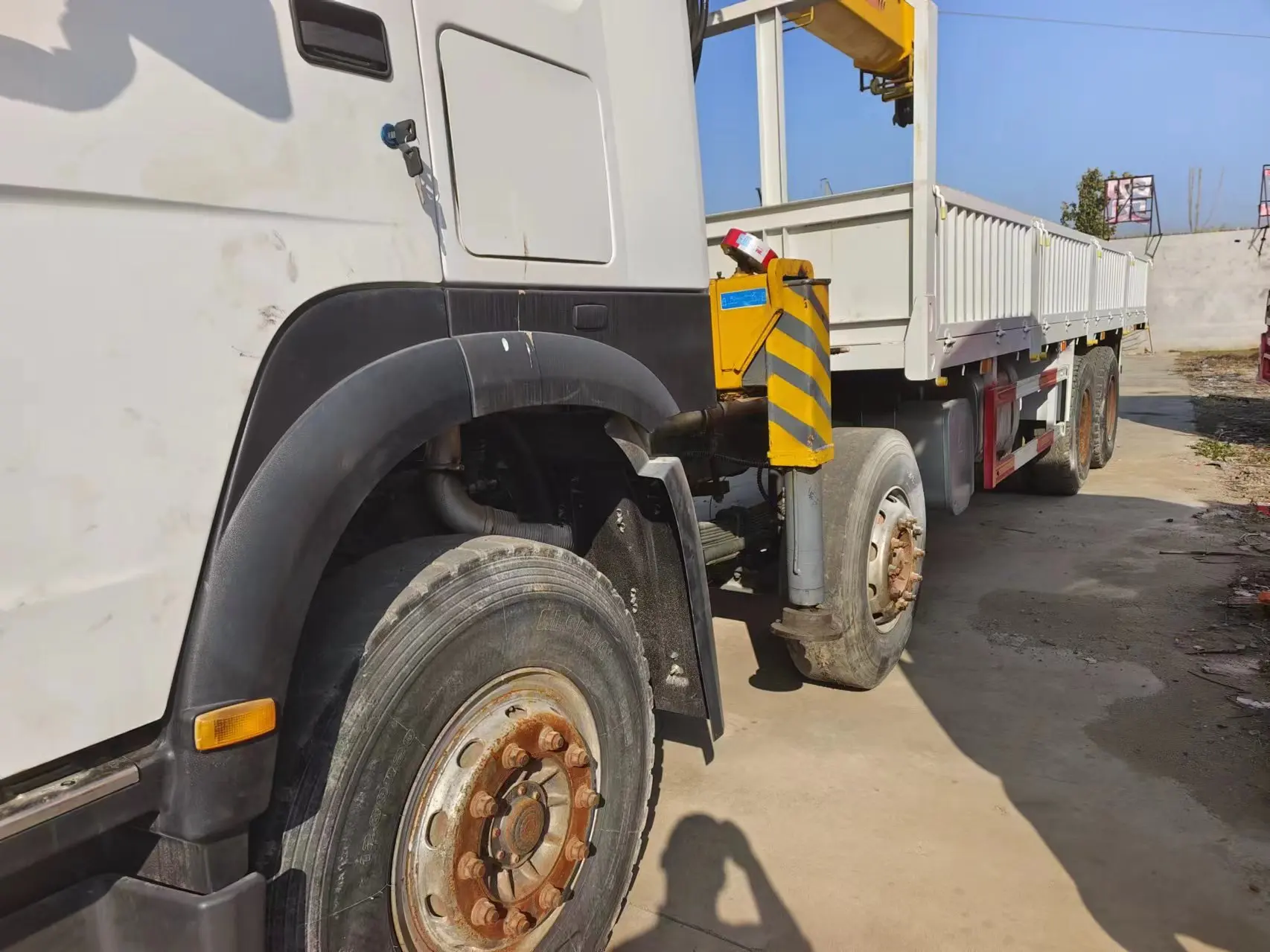 The used SINOTRUK diesel 8X4 6 Ton 8 Ton 12 Ton telescopic boom truck mounted crane trucks is in good condition for HOWO