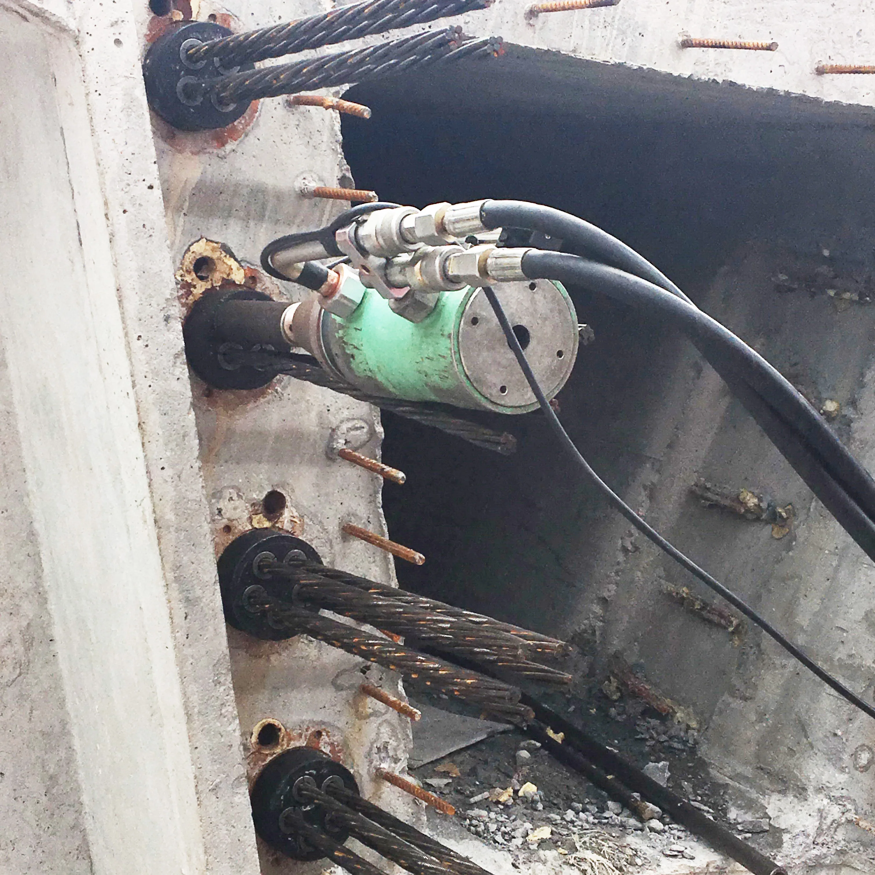 
 Крепежный цилиндр и клин для натяжения столбов  