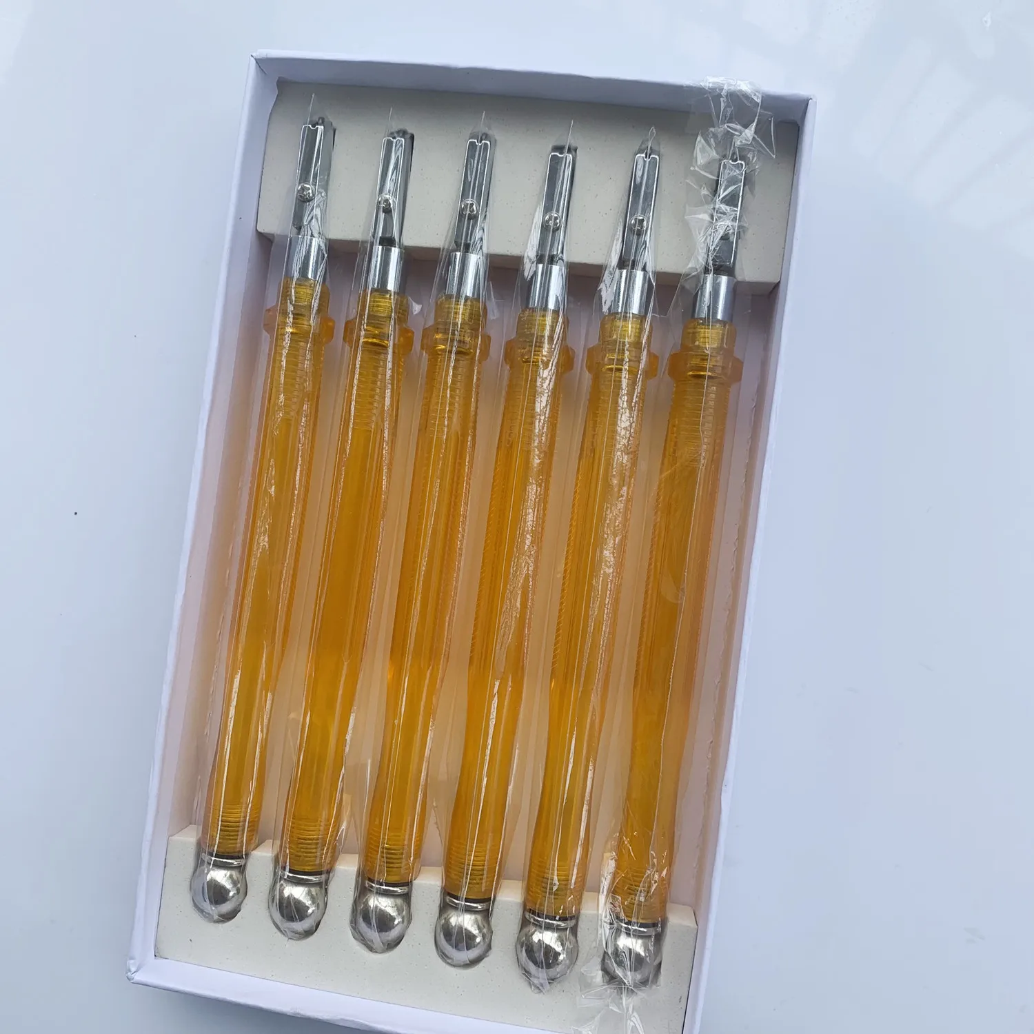 Hot Selling High Quality Oil-Feeding Glass Cutter With Sharp Cutting Diamond Wheel Design