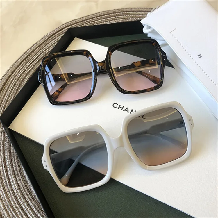 Retro Big Frame Tyrant Gold Sunglasses Female Personality Street Shooting Sunglasses Black Frame Plain Beach Glasses