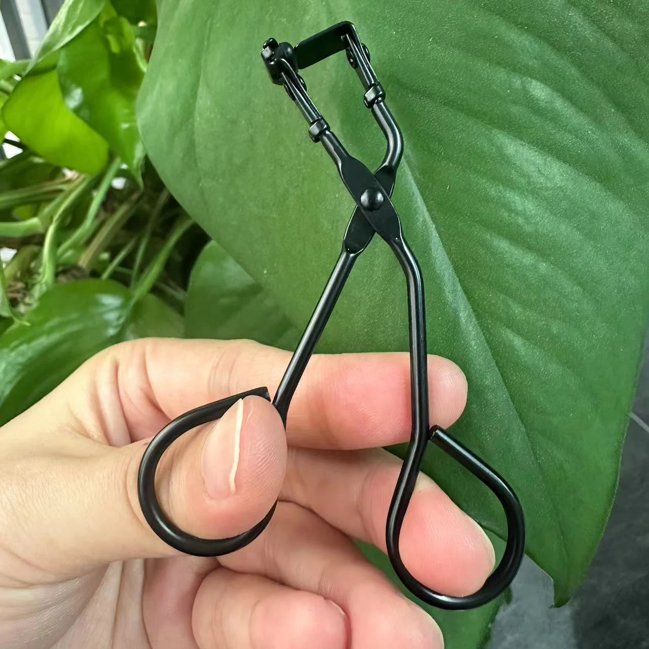 Popular black carbon steel false eyelash curler Small Eyelash Curler Mini Mini Details Part of Eyelash Curler Beauty Makeup