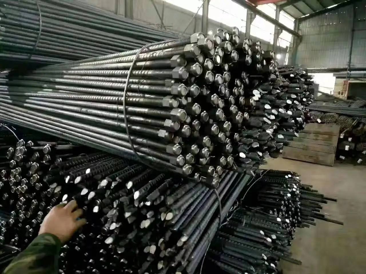 Болт горных пород