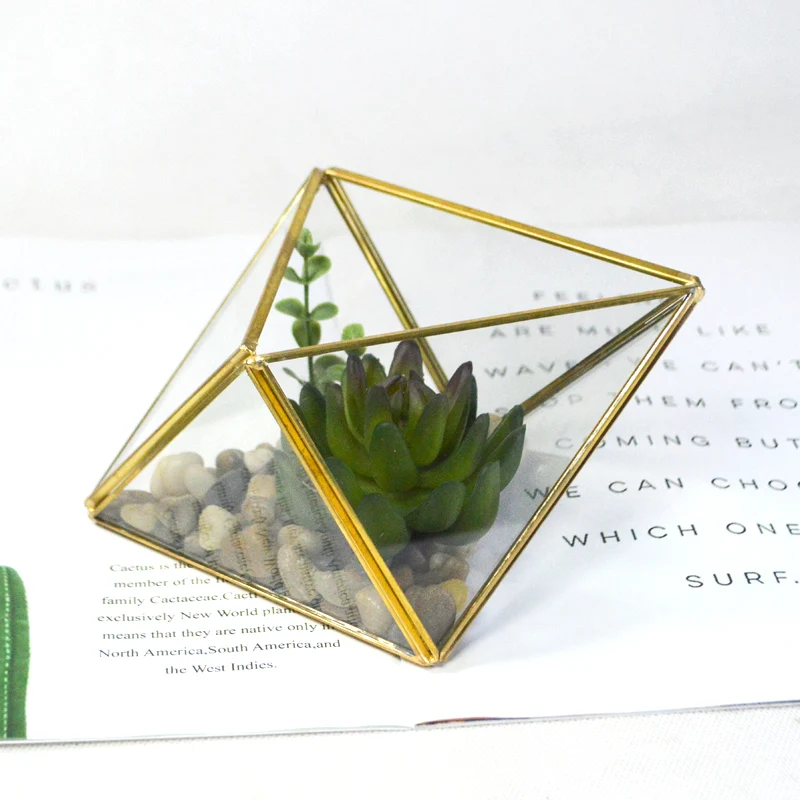 Creative glass containers with irregular shapes