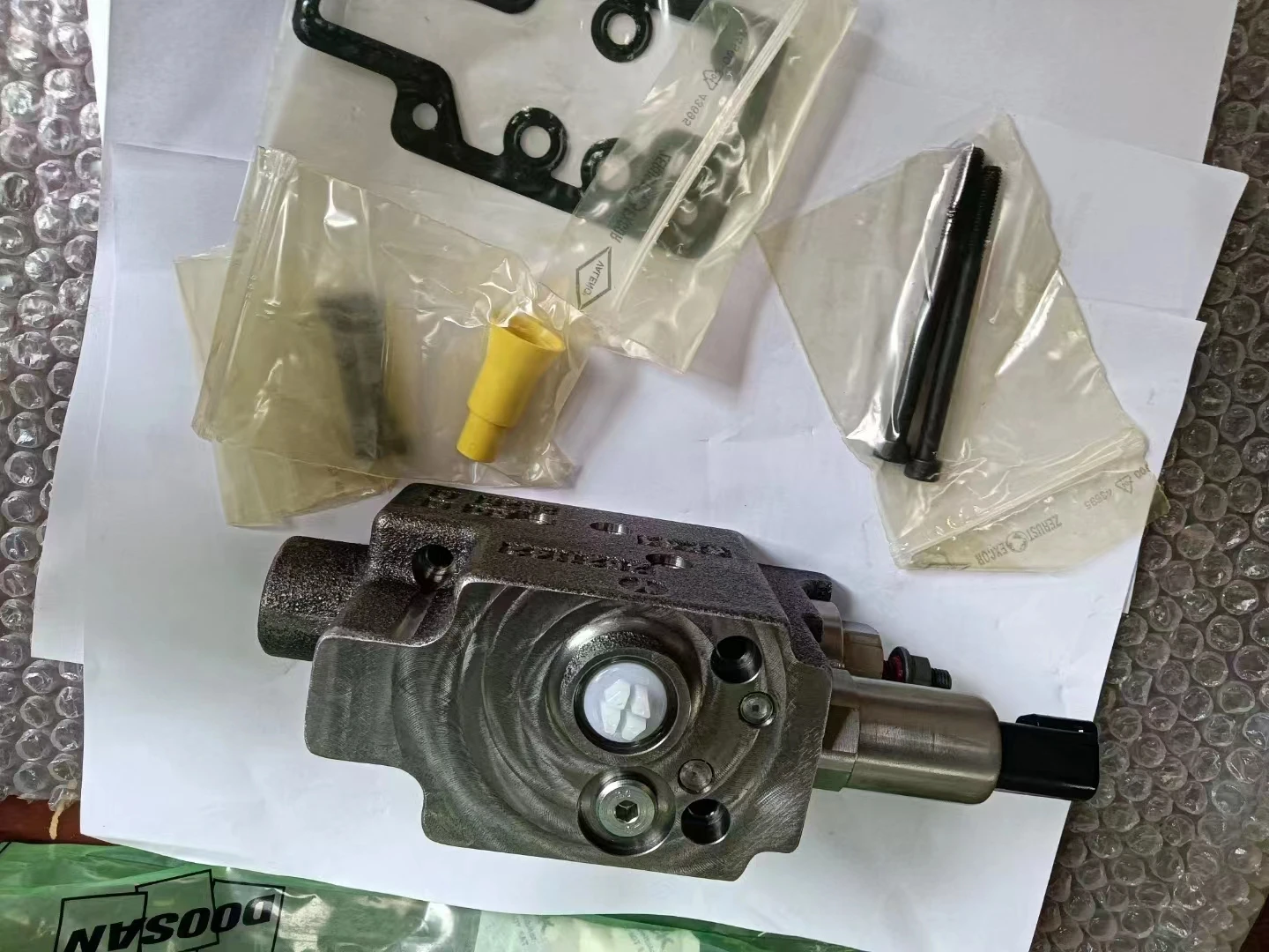 Doosan Genuine Parts REGULATOR ASSY of Main Pump 400825-00269 DX800LC-5B/DX1000LC/HX1000AL
