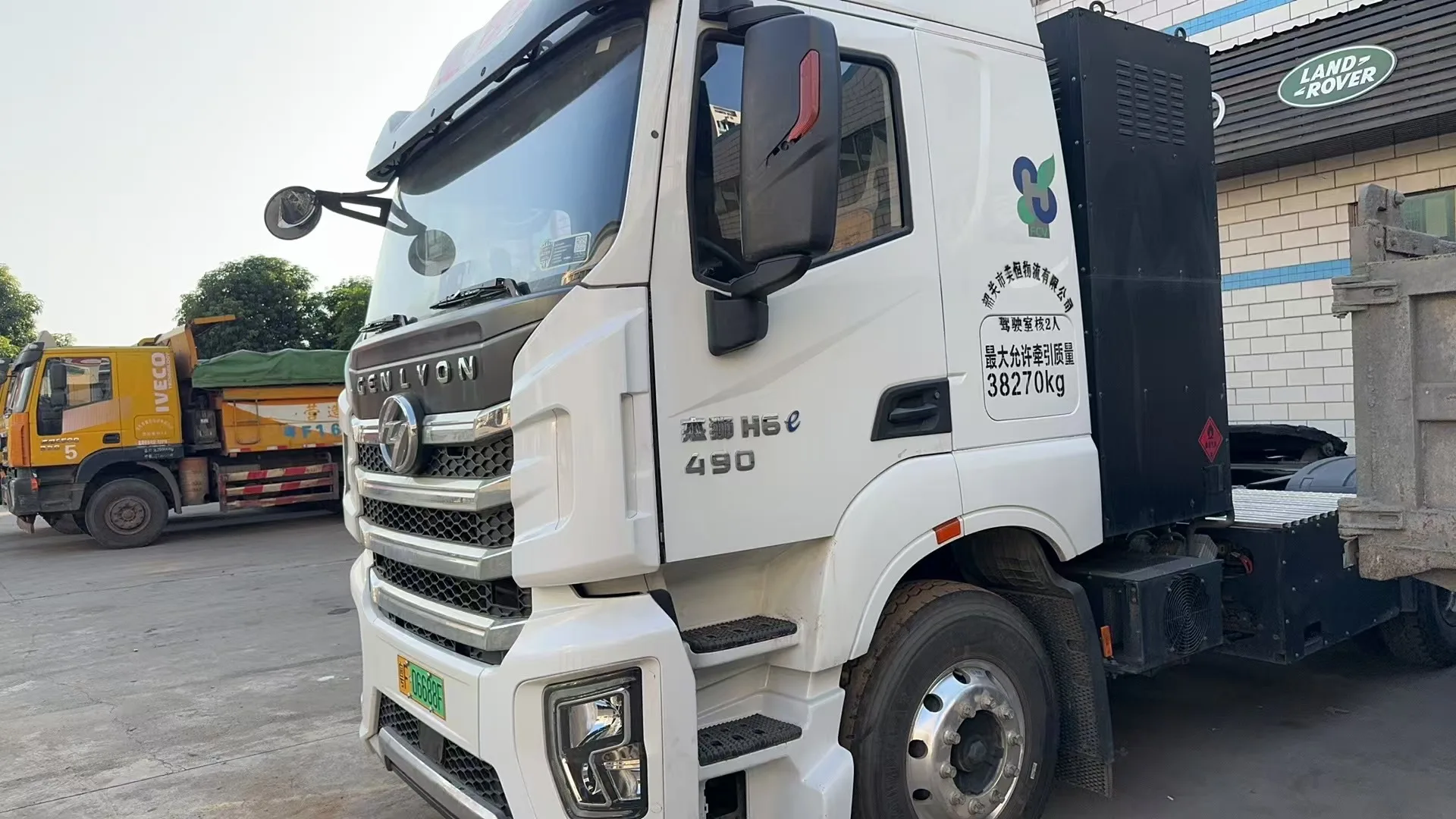SAIC Hongyan Electric 490hp H2 Tractor Trucks New Fuel Efficient Vehicles 6x4 Drive Left 20 Minutes Hydrogen Energy Filling