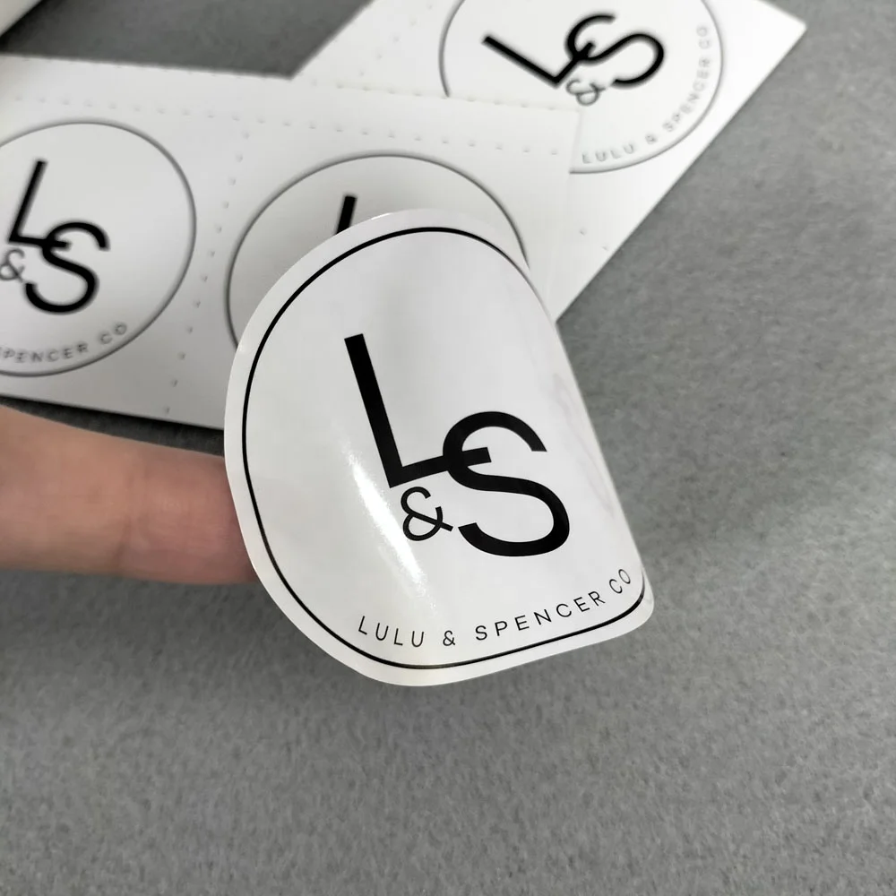 Wholesaler fashion design waterproof paper stickers garment label transparent stickers roll with your own logo