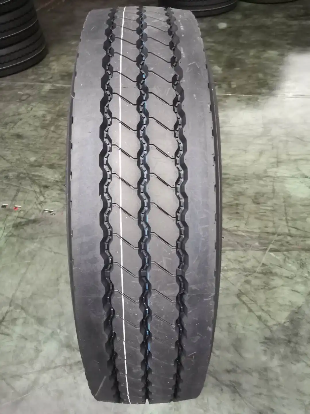Truck Wire Tires 12R22.5 HL227 New Anti-Slip and Wear-Resistant Vacuum Tires for Dongfeng Buses Trucks Model Number 9.00r20