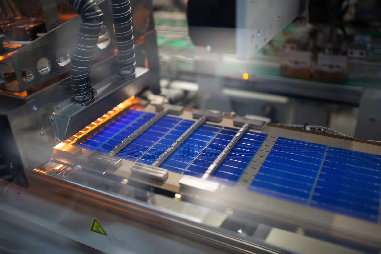 Half Cut Cell Mono 540w 550w 560w Solar Panel For Energy Solar Panel System With Solar Mounting System